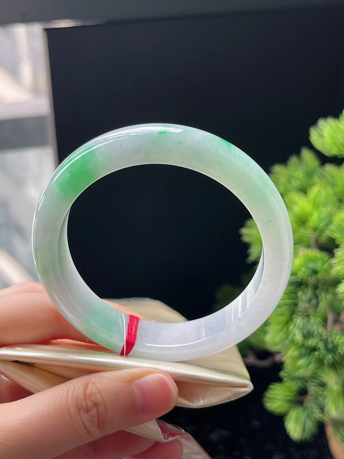 正圈58.3圈口，翡翠糯化种飘绿手镯