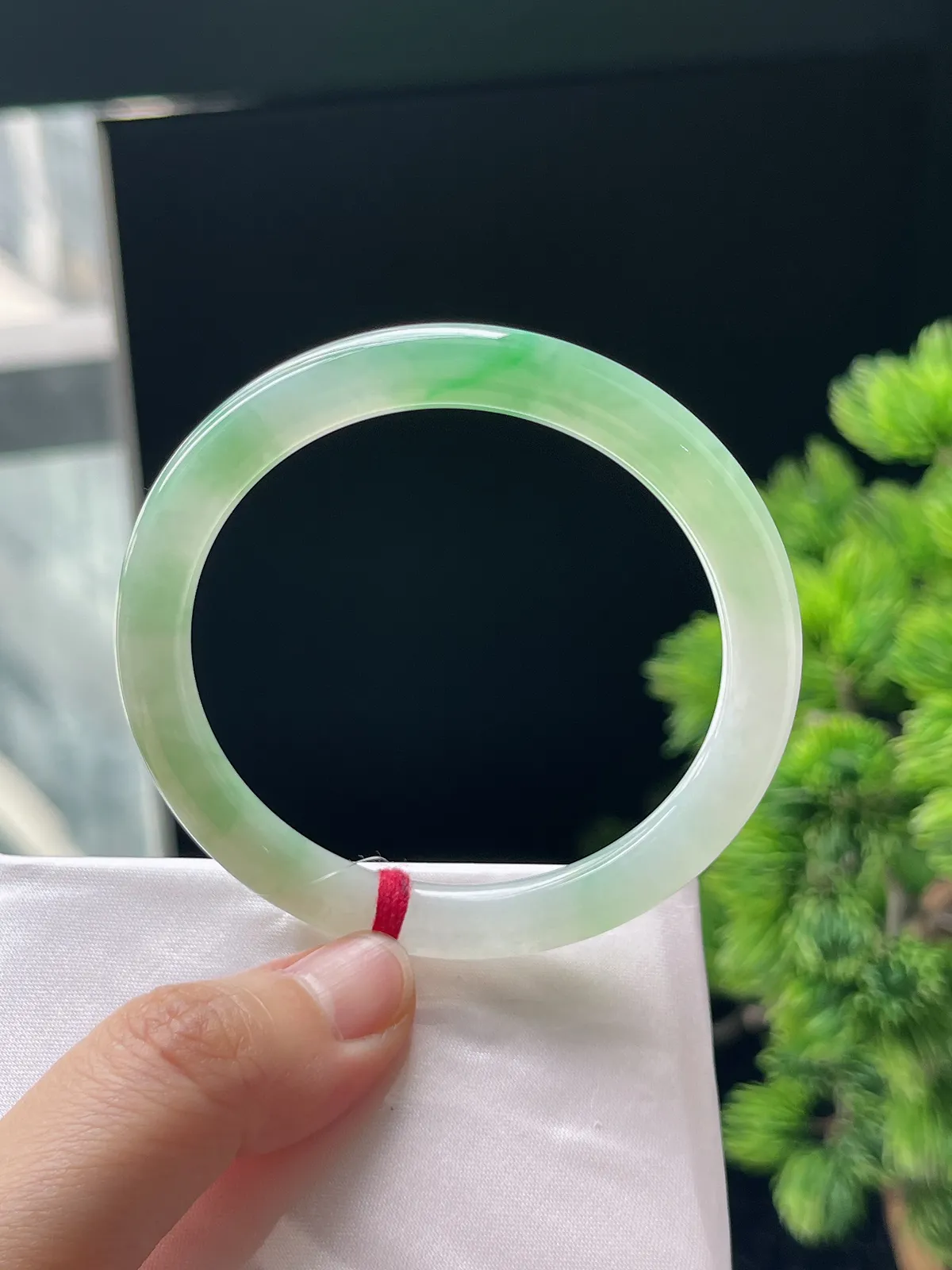 圆镯51.2圈口，翡翠冰糯种淡绿色细圆条手镯