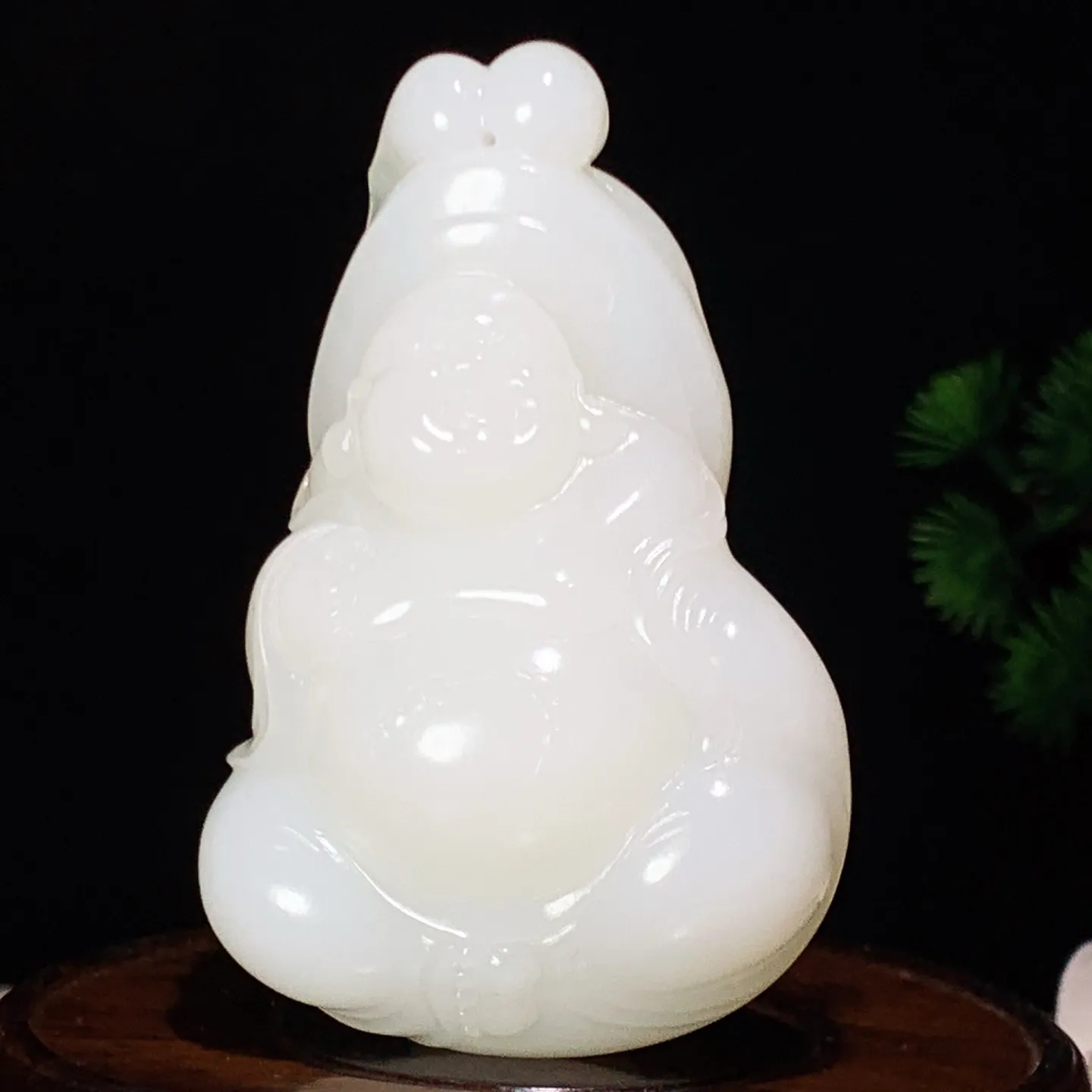 新疆和田玉白玉羊脂白佛引福来把件 尺寸80/51/31重158克。玉质细腻油润。手推出油。品相大气 