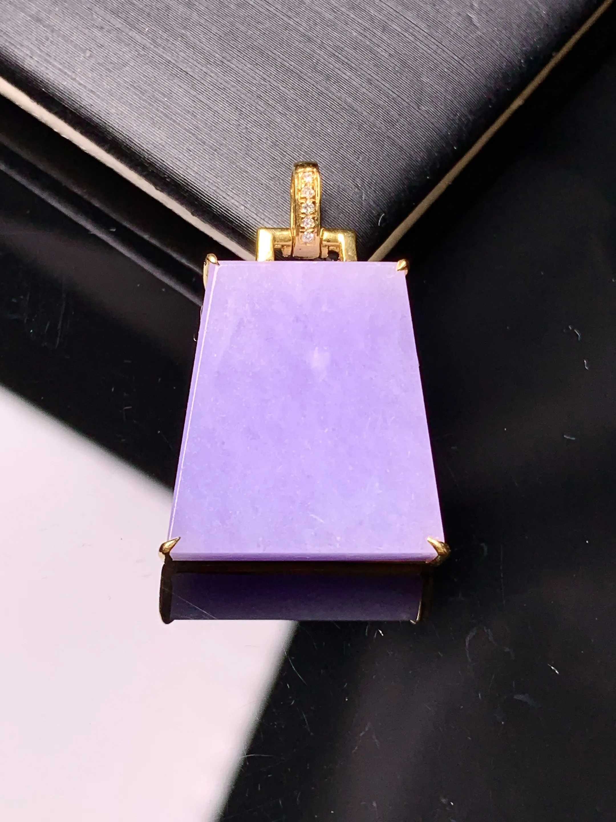 18k金钻镶嵌紫罗兰无事牌吊坠 玉质细腻 色泽艳丽清新 整体尺寸25.8*16.3*6