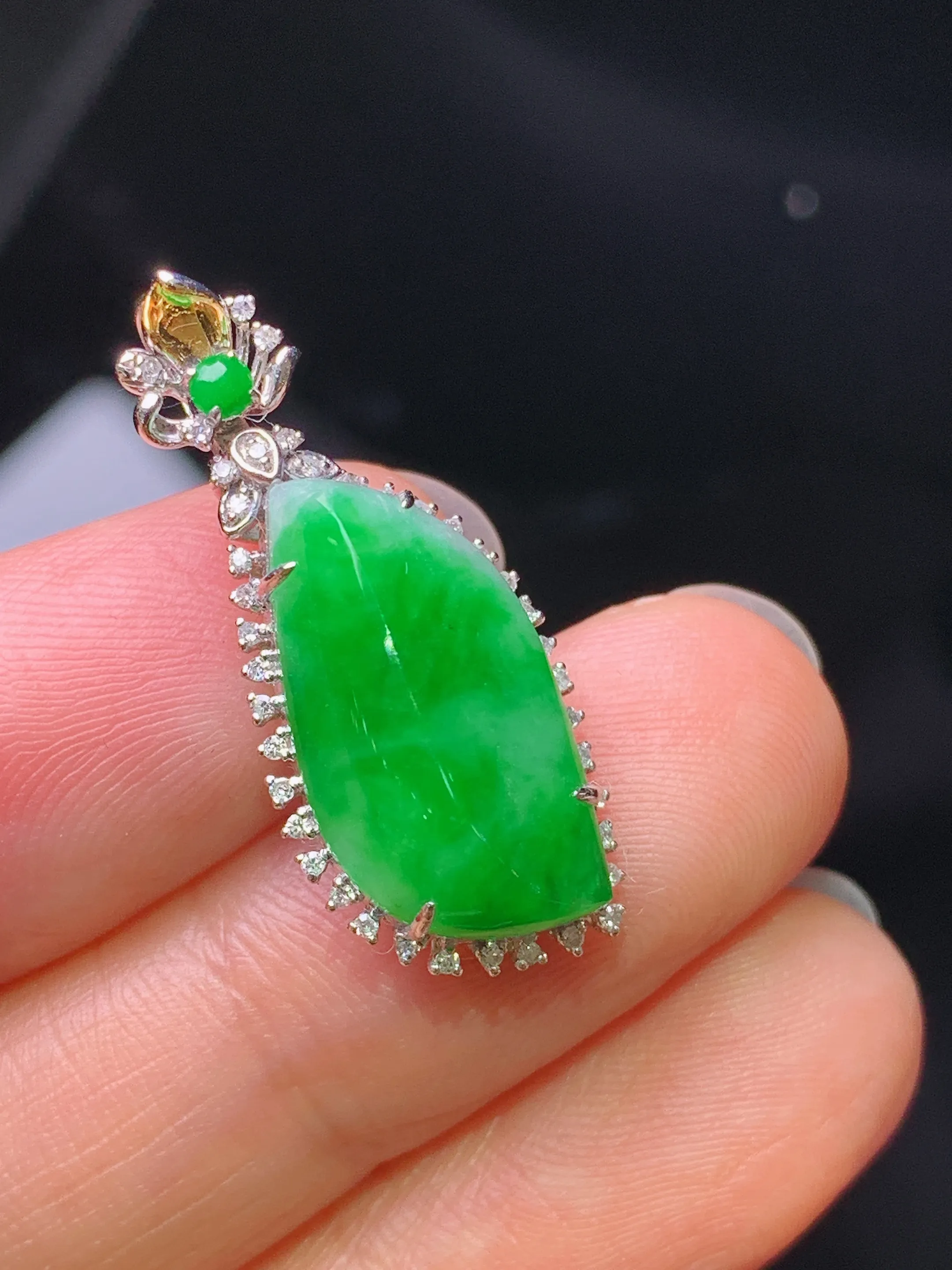 18k金钻镶嵌翠绿随形吊坠 玉质细腻  色泽清新艳丽 整体尺寸27.8*12.2*7.3