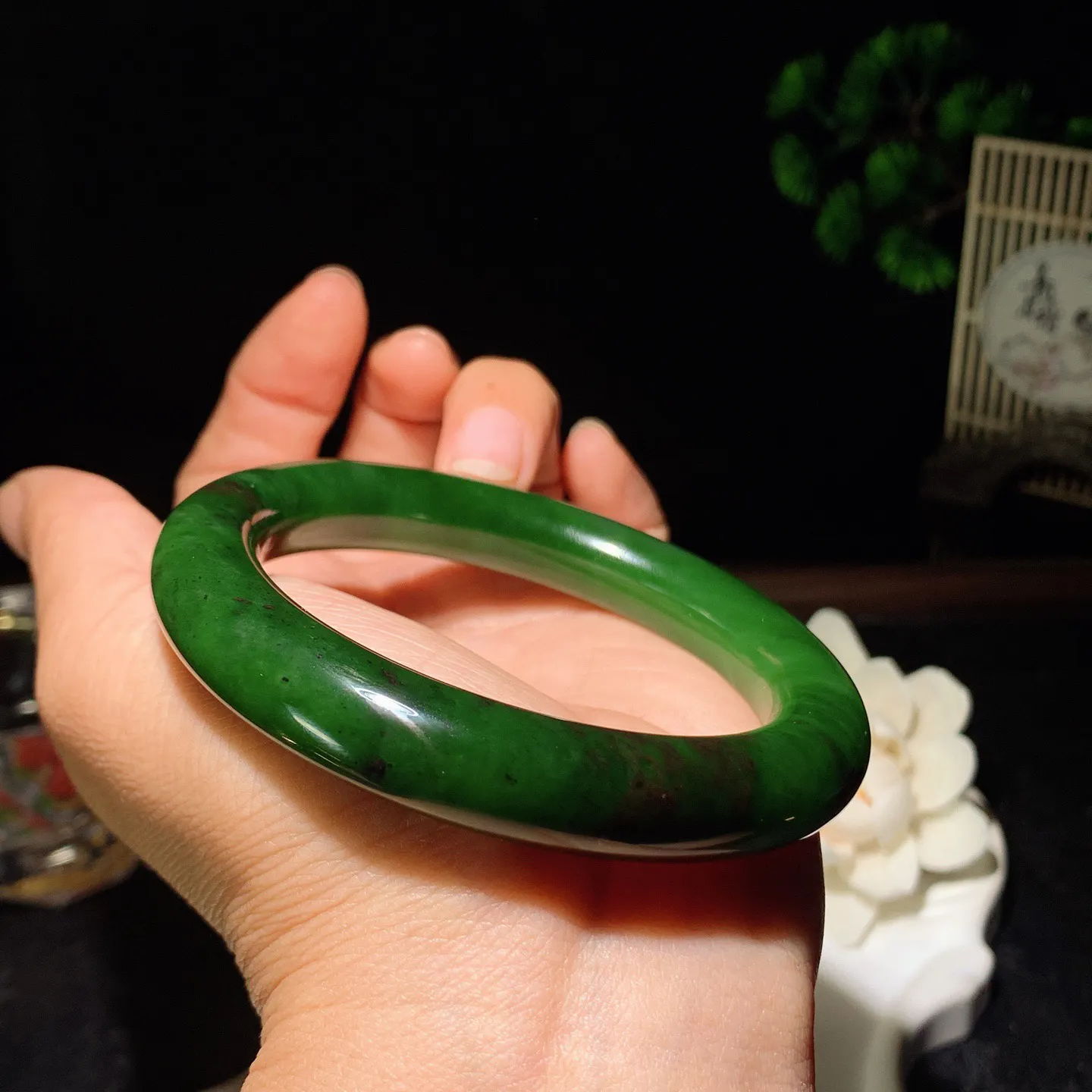 59圈口 和田玉菠菜绿红皮料俄罗斯碧玉圆条手镯 59圈口条宽11厚11重68克。玉质细腻油润。手推出油。佩戴高端典雅。lt260205