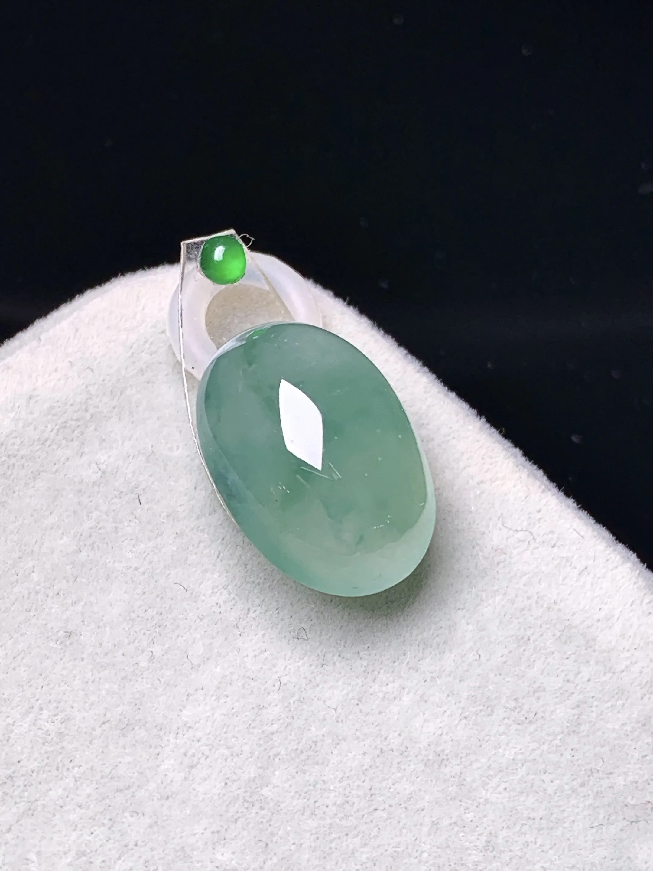 镶嵌款 飘绿蛋面吊坠 玉质细腻  色泽清新艳丽 整体尺寸16.8*11.8*8.5