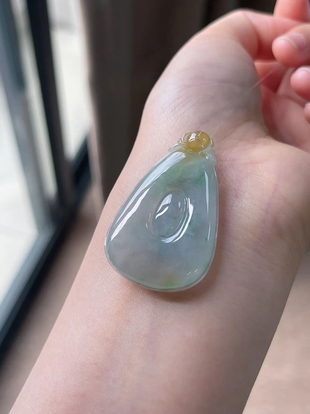 翡翠冰糯种淡绿色福贝