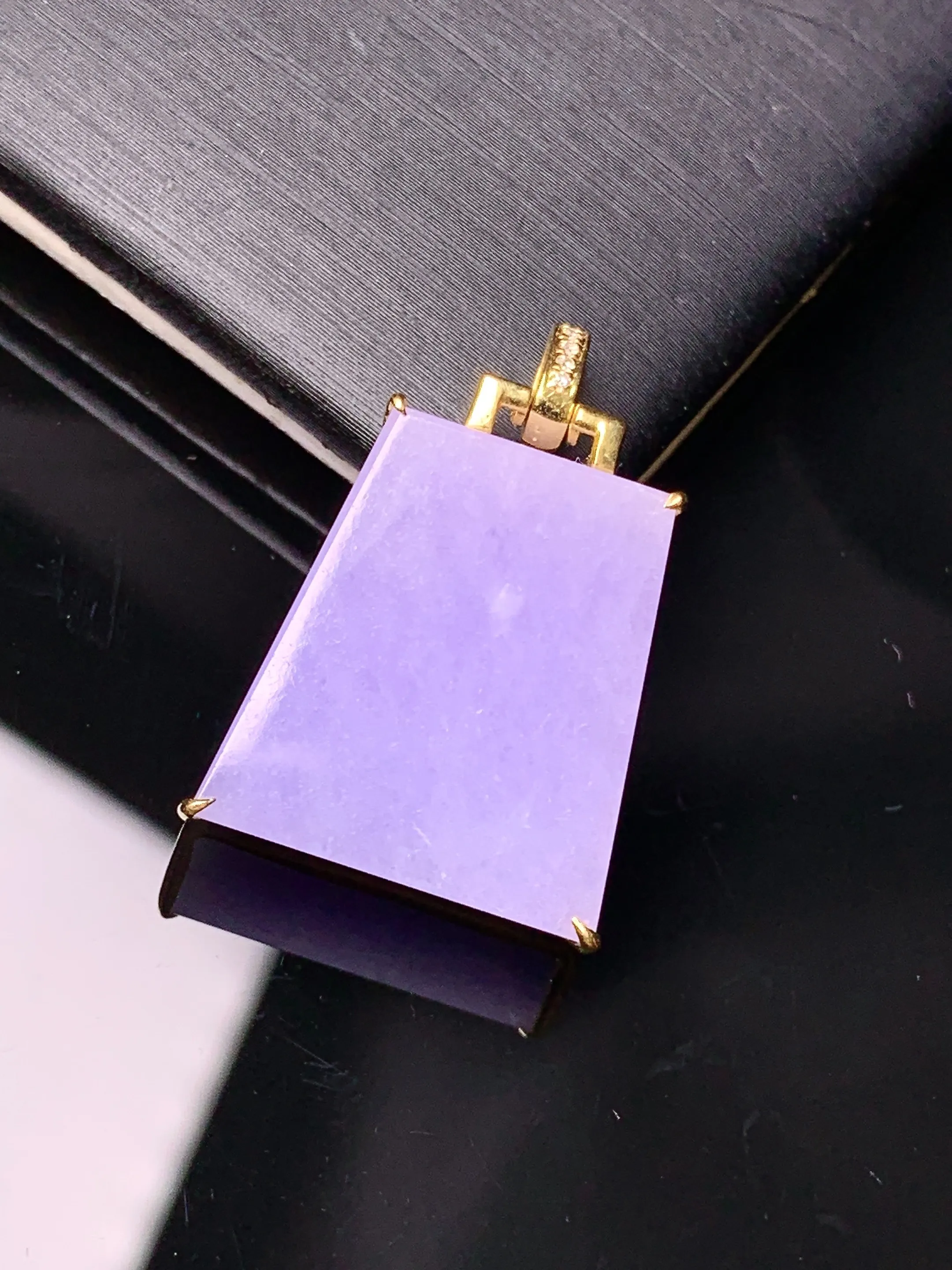 18k金钻镶嵌紫罗兰无事牌吊坠 玉质细腻 色泽艳丽清新 整体尺寸25.8*16.3*6