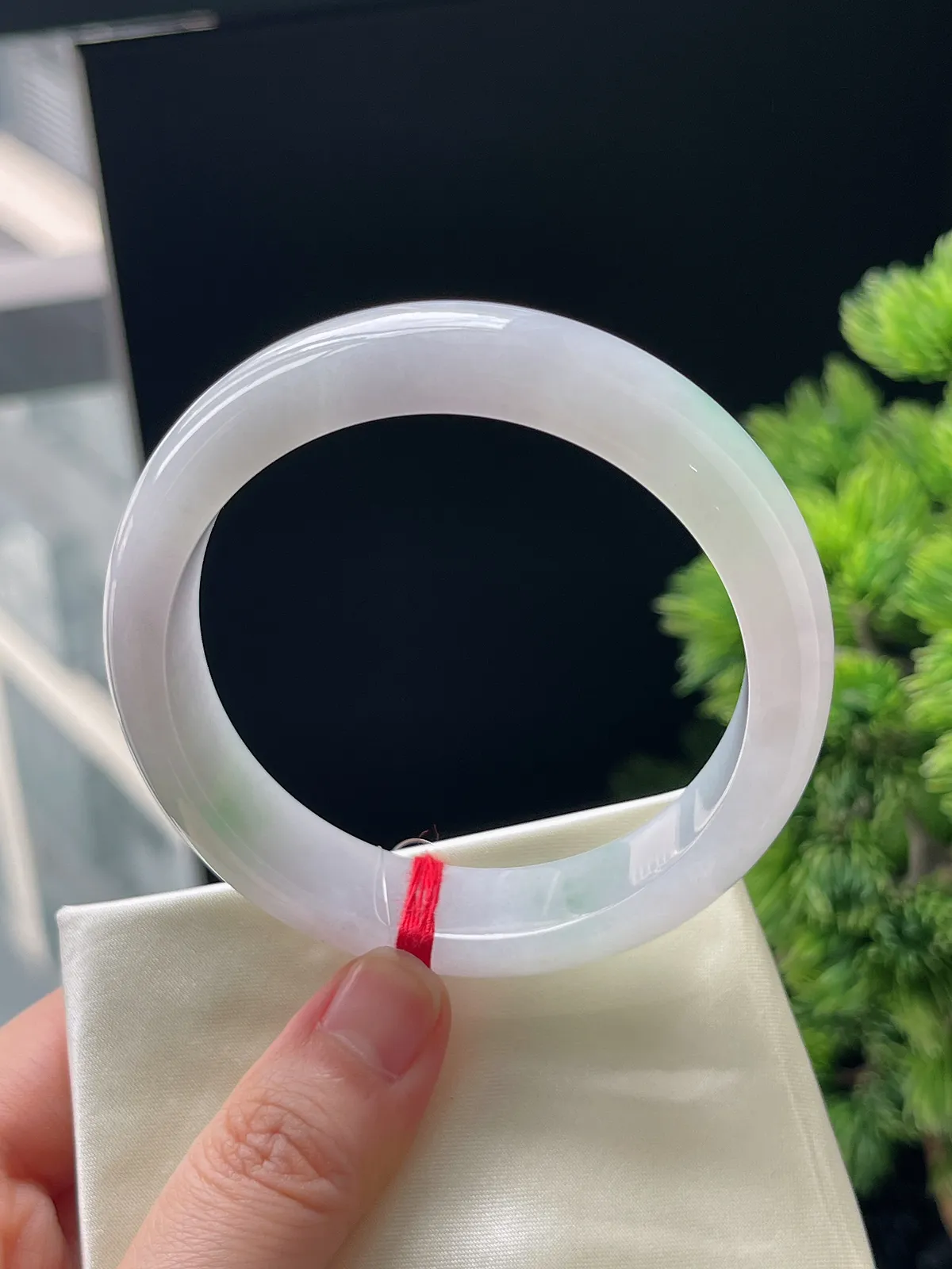 正圈57.3圈口，翡翠冰糯种飘绿手镯