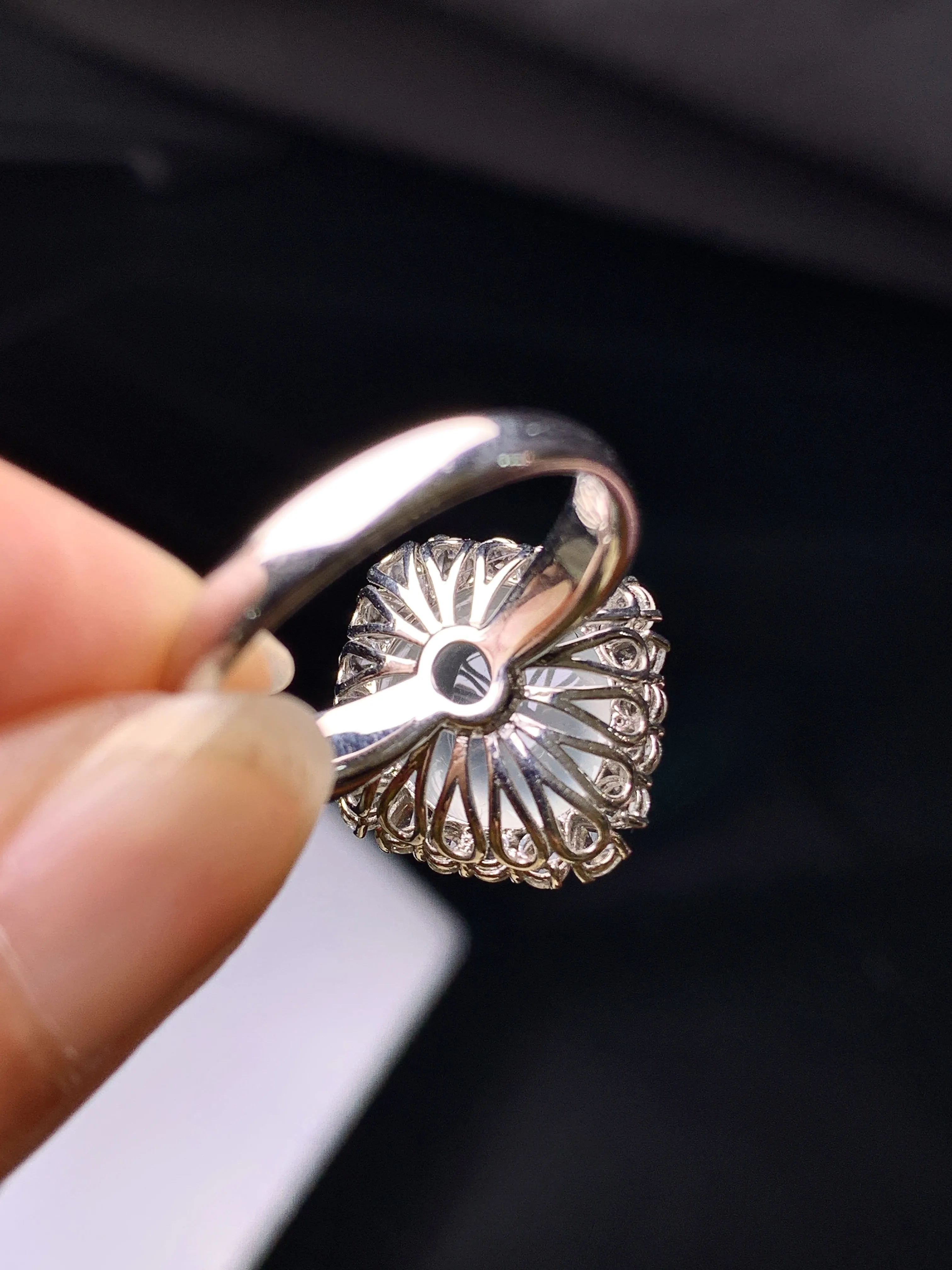 18k金钻镶嵌冰种蛋面戒指 玉质细腻  色泽清新艳丽 圈口13.5 整体尺寸17.8*16.5*12