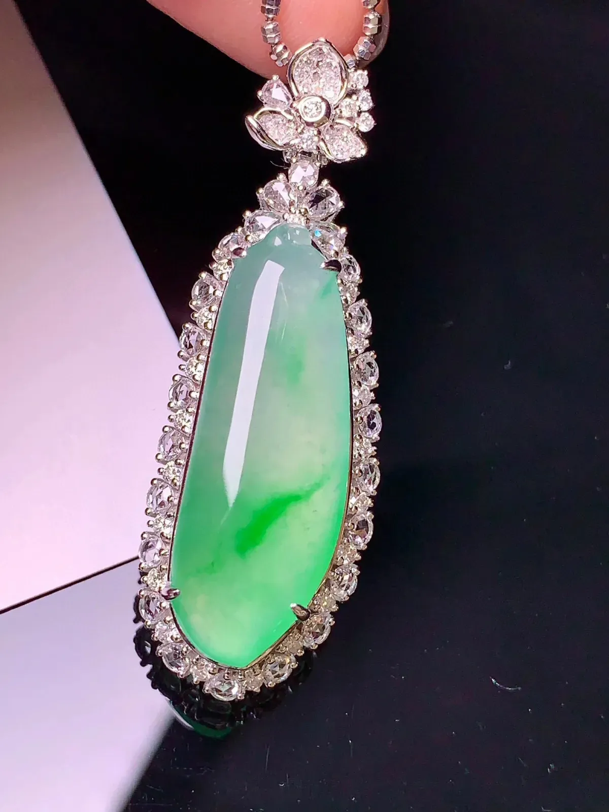 18k金钻镶嵌冰种飘绿福瓜吊坠 玉质细腻 色泽艳丽 整体尺寸42.3*14.5*10.5