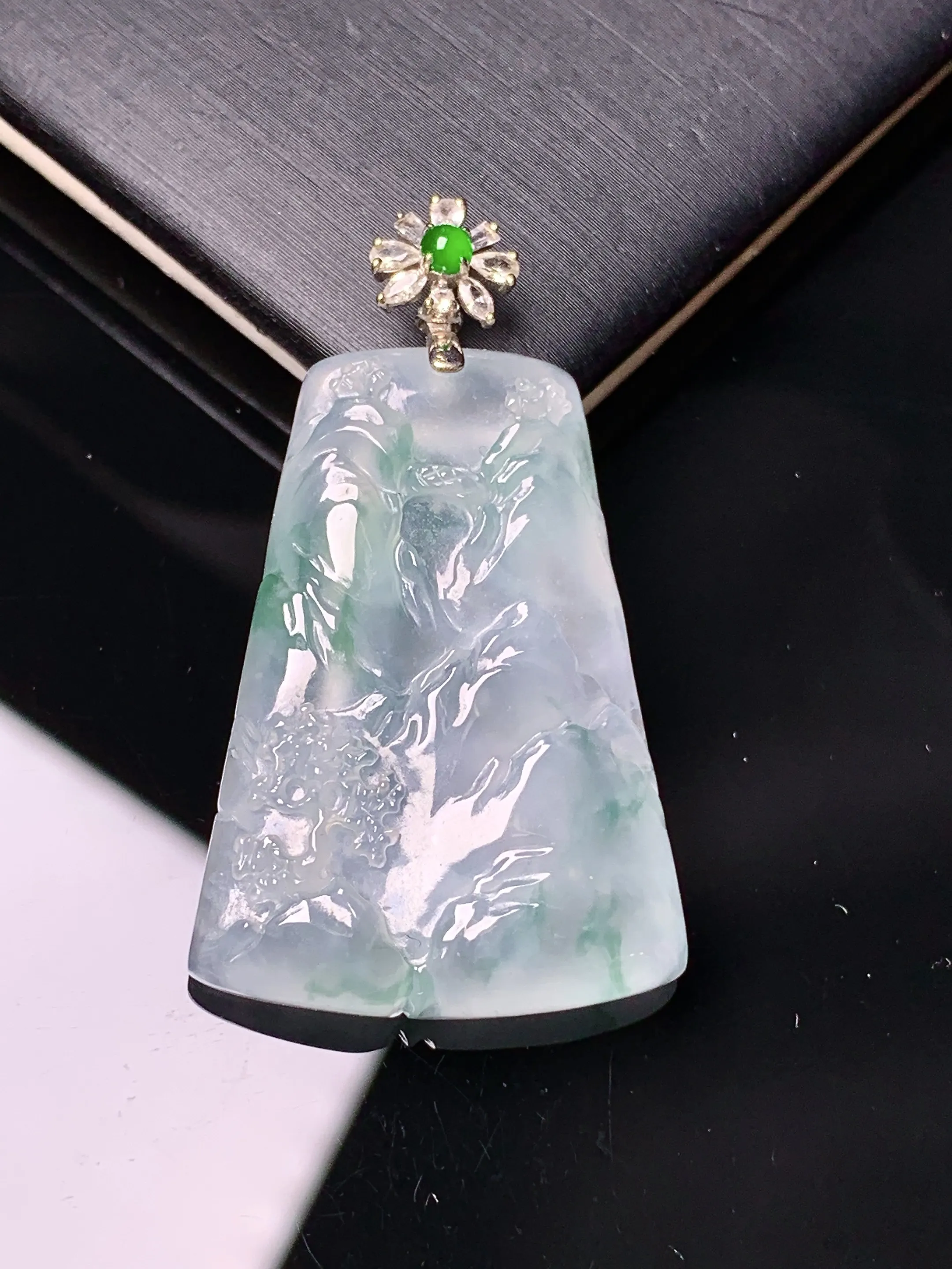 18k金钻镶嵌飘绿山水牌子吊坠 玉质细腻  色泽清新艳丽 整体尺寸39.6*22.8*4.5