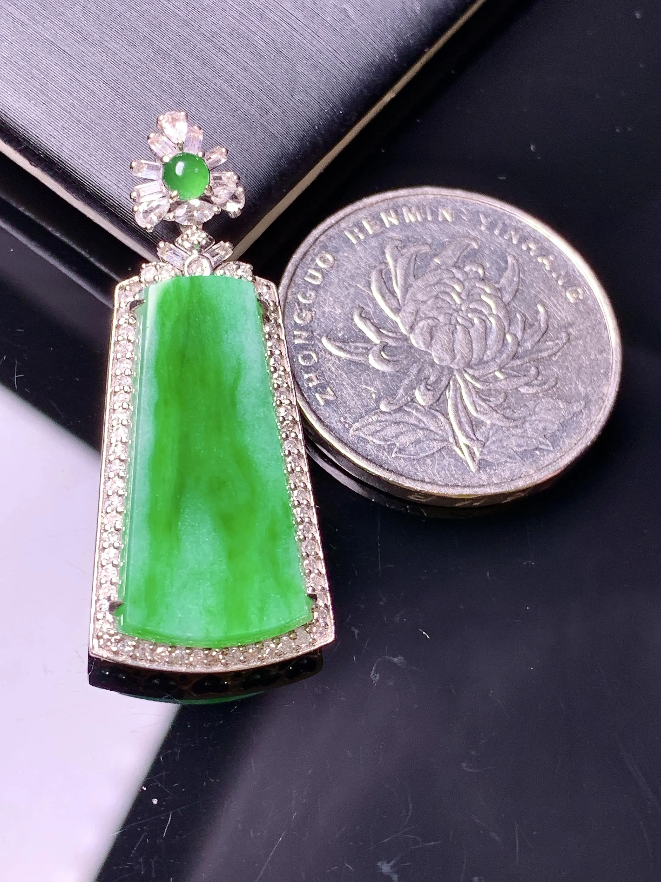 18k金钻镶嵌翠绿无事牌吊坠 玉质细腻  色泽清新艳丽 整体尺寸36.2*15.3*6.5