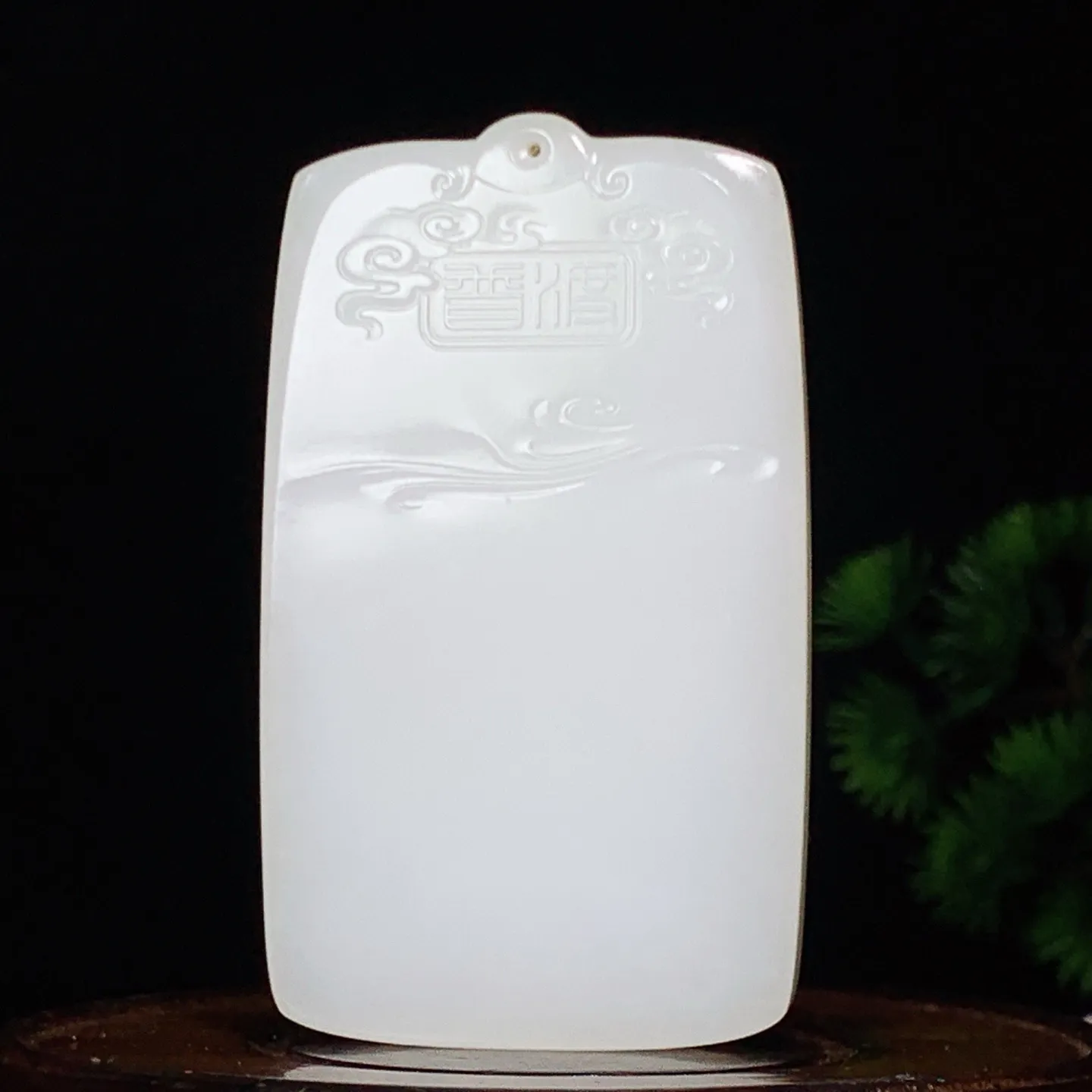 新疆和田玉白玉羊脂白翠青普贤菩萨牌子挂件 尺寸73/43/11重81克。玉质细腻油润。手推出油。品相大气 lt260204