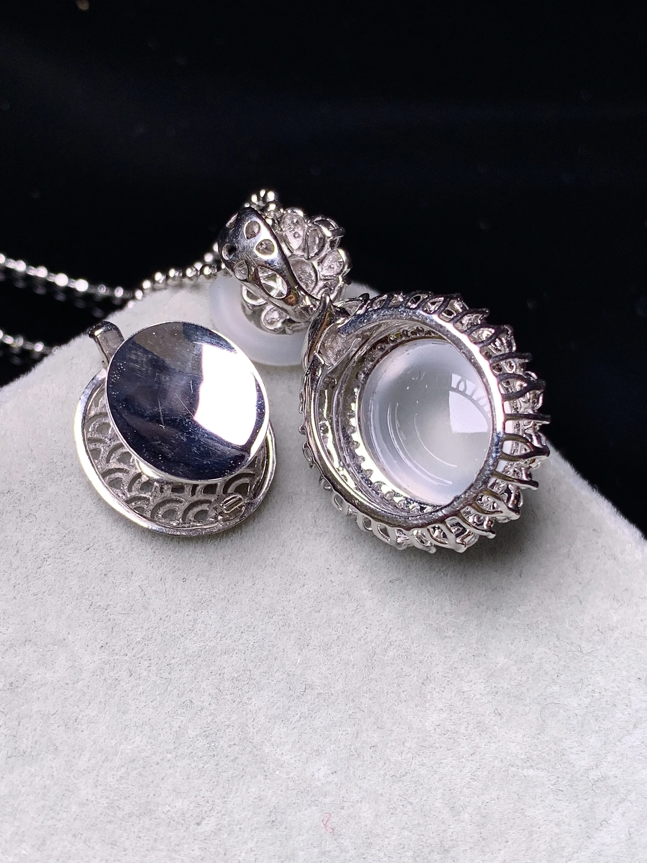 18k金钻镶嵌玻璃种蛋面吊坠 玉质细腻 色泽艳丽清新 整体尺寸26.8*15.5*12