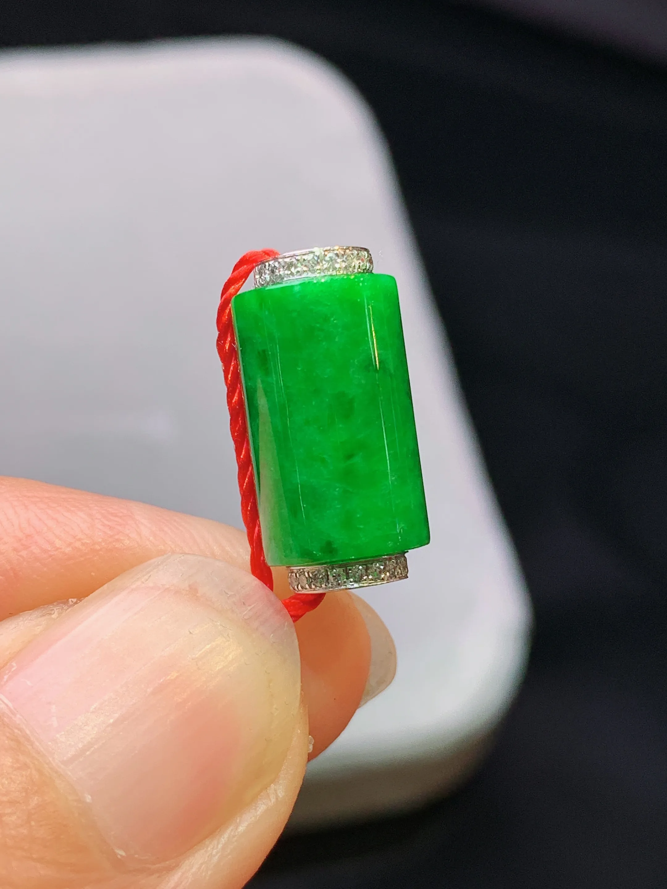 18k金钻镶嵌满绿路路通吊坠 玉质细腻 色泽艳丽清新 整体尺寸16.2*8