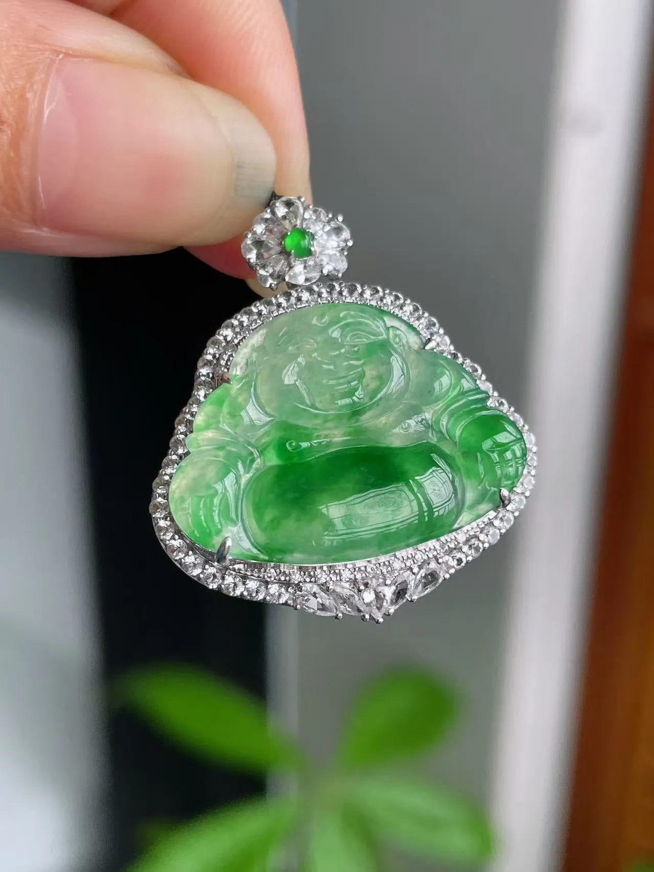 18K金豪镶冰阳绿佛公
尺寸29.6×26×8.5mm
裸石17×23.6×2.5mm
A18-463