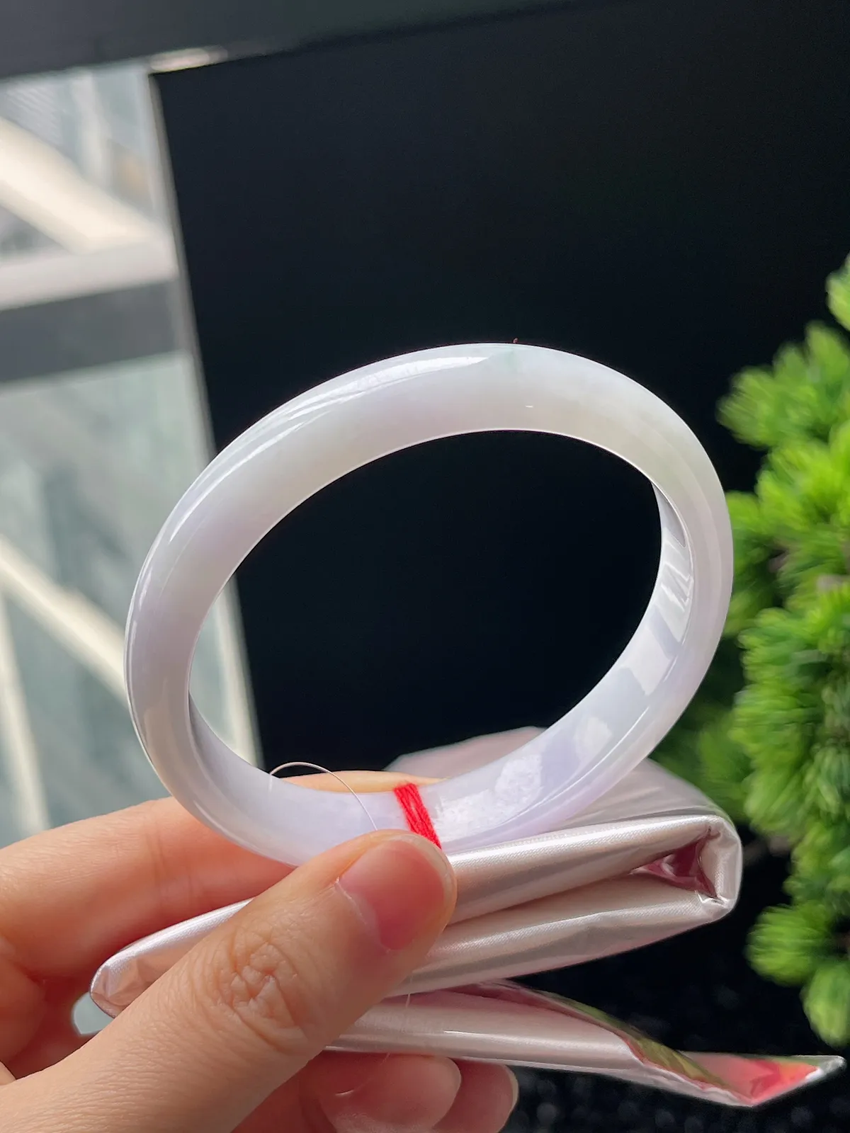 贵妃镯59.5圈口，翡翠糯化种淡紫色手镯