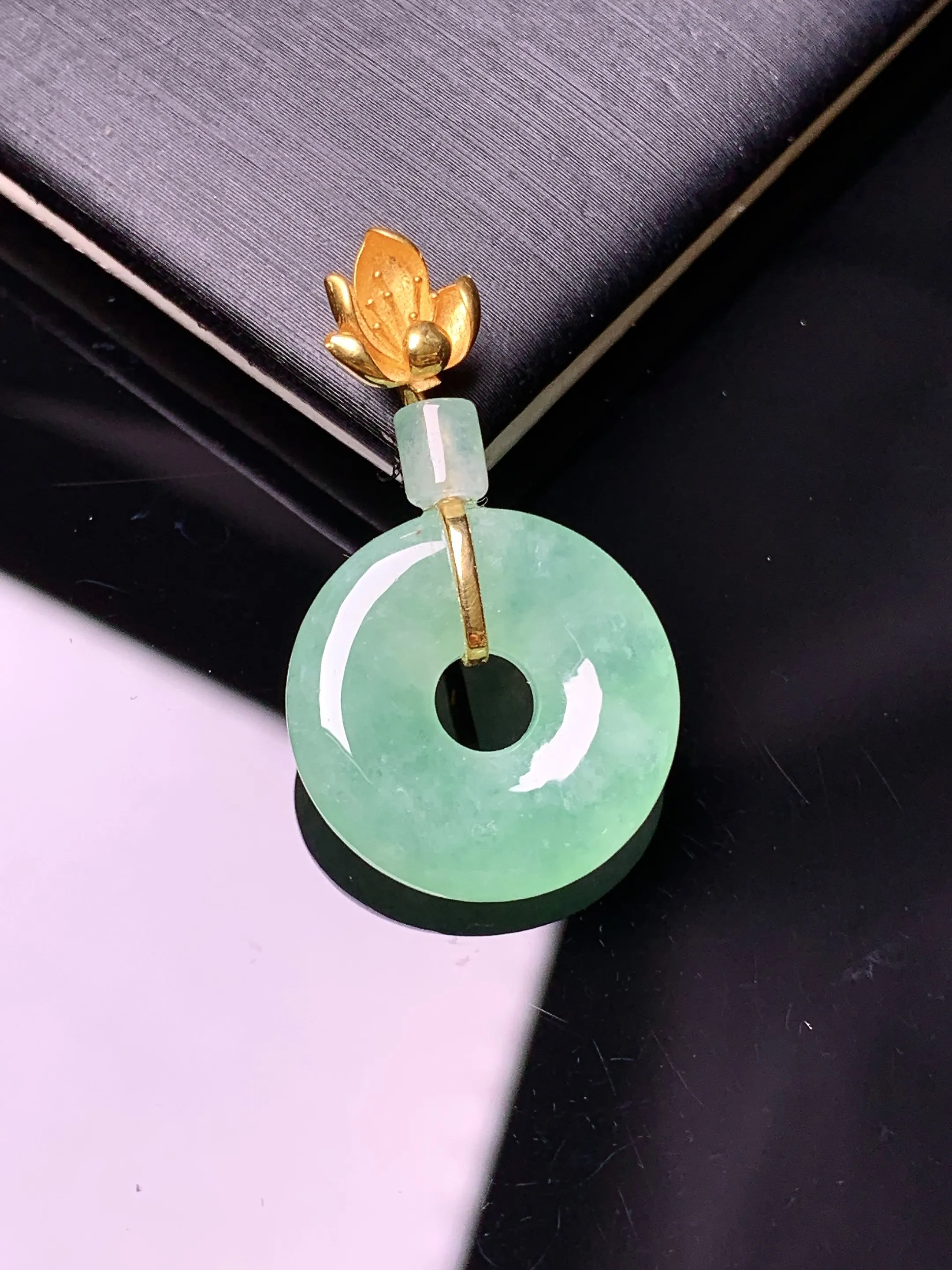 18k金钻镶嵌翠绿平安环吊坠 玉质细腻  色泽清新艳丽 整体尺寸30*17.2*4.2