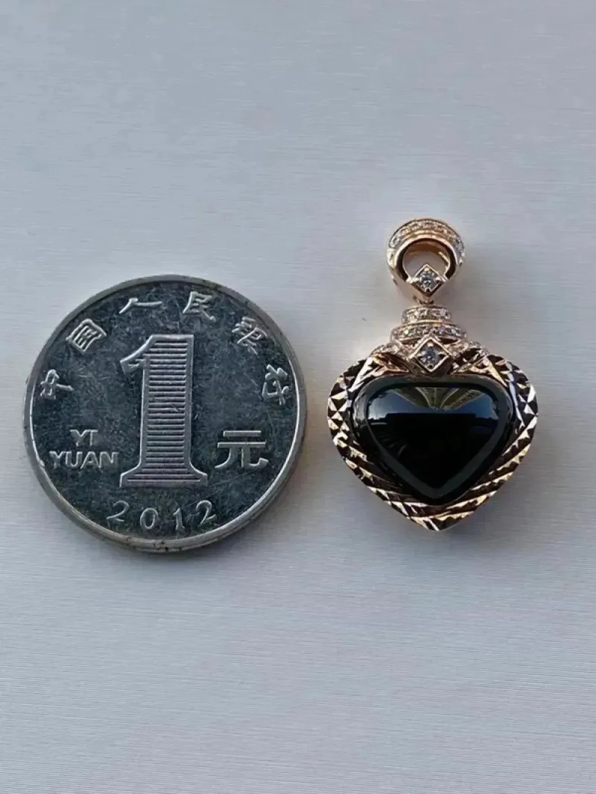 墨翠：【桃心吊坠】18K金+南非钻镶嵌，细腻干净，黑度极黑，性价比高，雕工精湛，打灯透绿 裸石尺寸：13.6*11.5