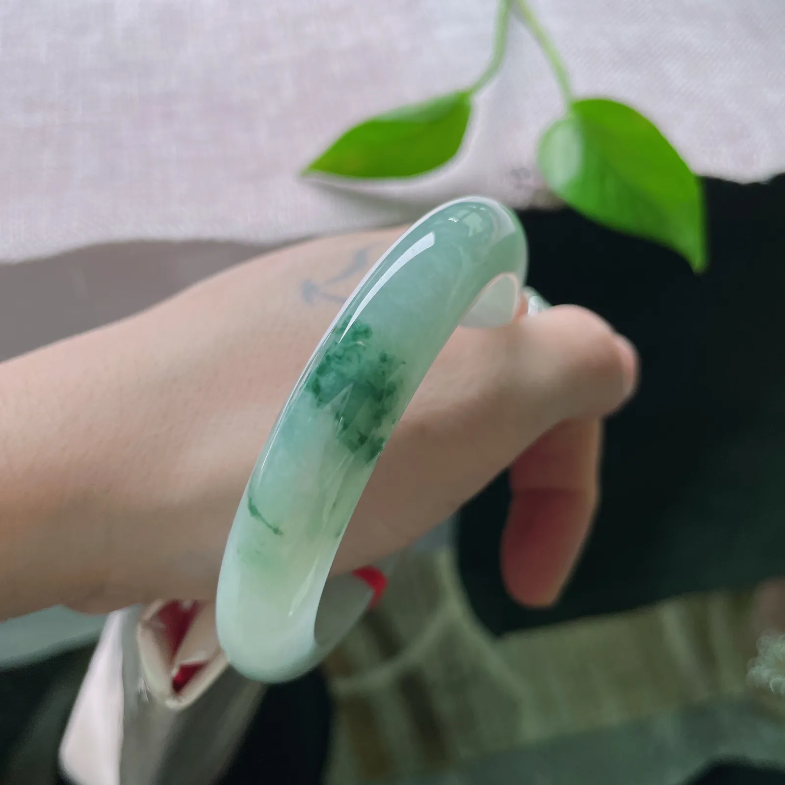 尺寸 57.6/12.2/8.8，飘花正圈，种老水足，清透质地衬得花形灵动。