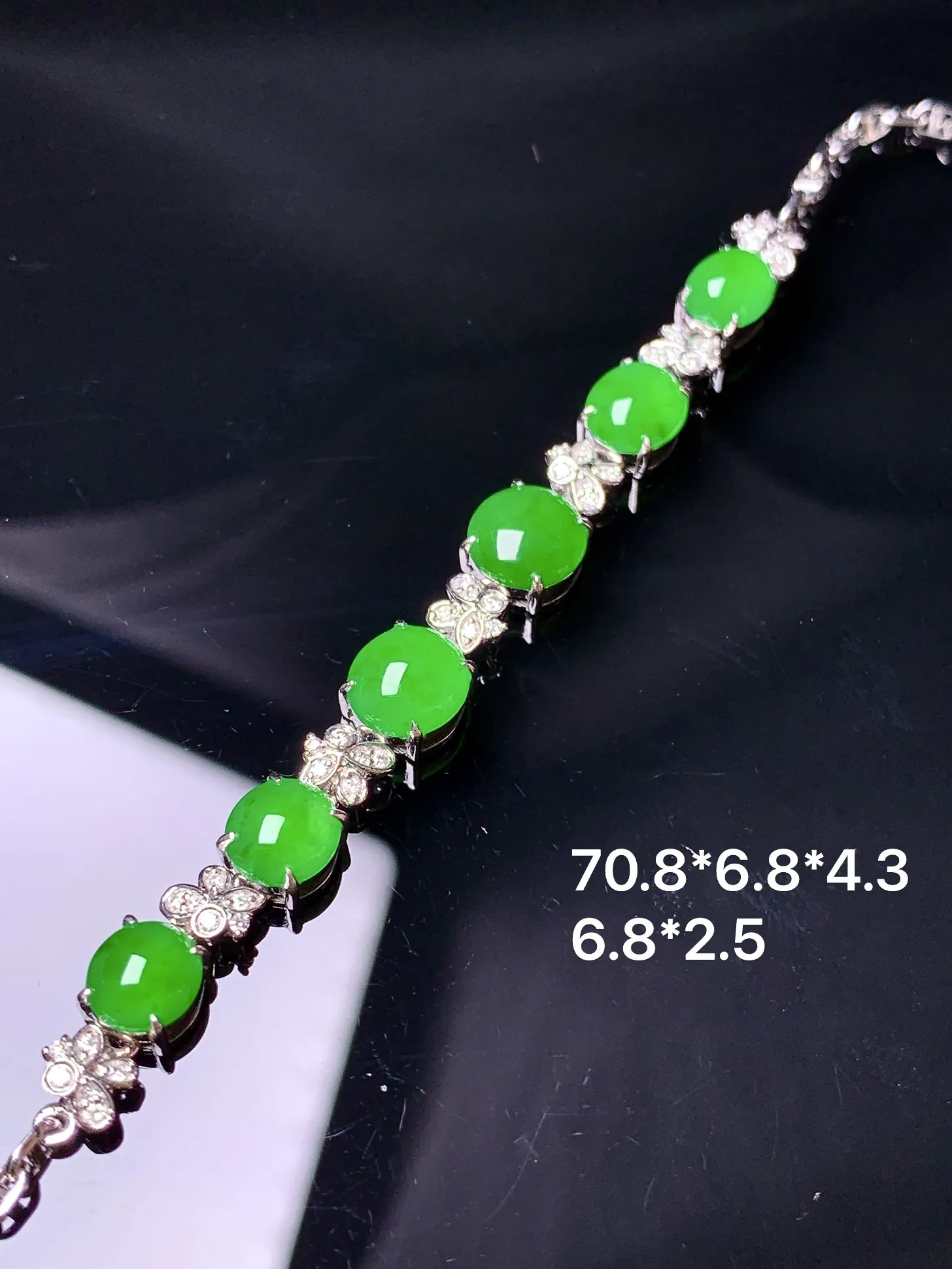 18k金钻镶嵌满绿蛋面手链 玉质细腻 色泽艳丽清新 整体尺寸70.8*6.8*4.3