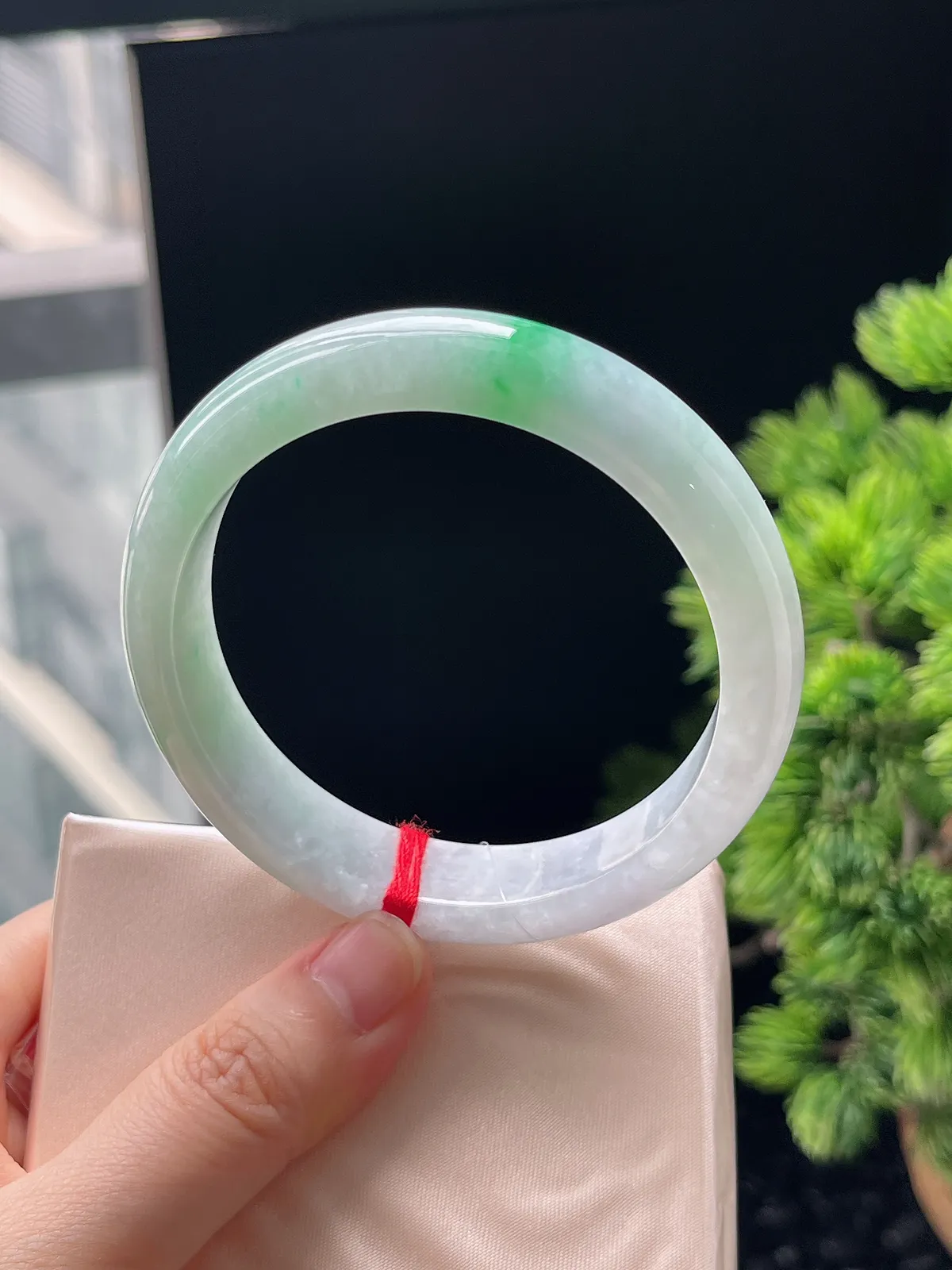 正圈57.6圈口，翡翠糯化种飘绿手镯