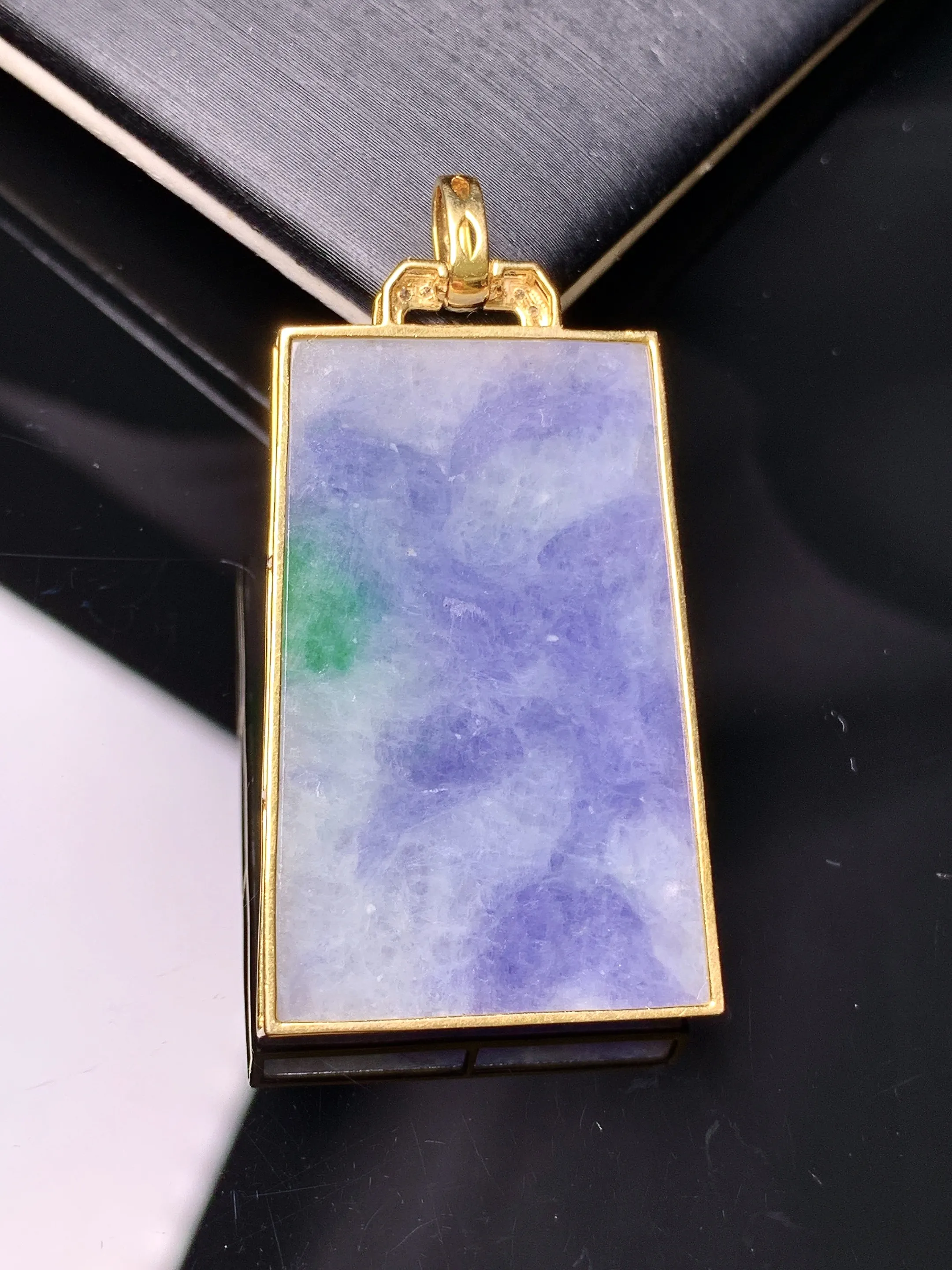 18k金钻镶嵌紫罗兰飘绿无事牌吊坠 玉质细腻 色泽艳丽清新 整体尺寸47.8*22.2*5.5