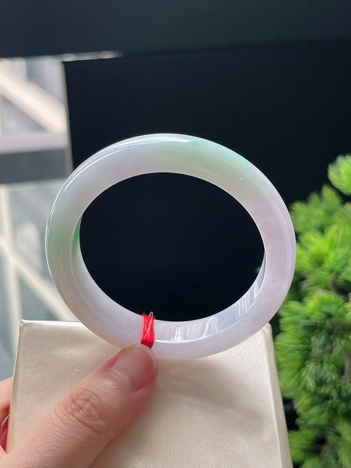 正圈52.7圈口，翡翠糯化种飘绿淡春彩手镯