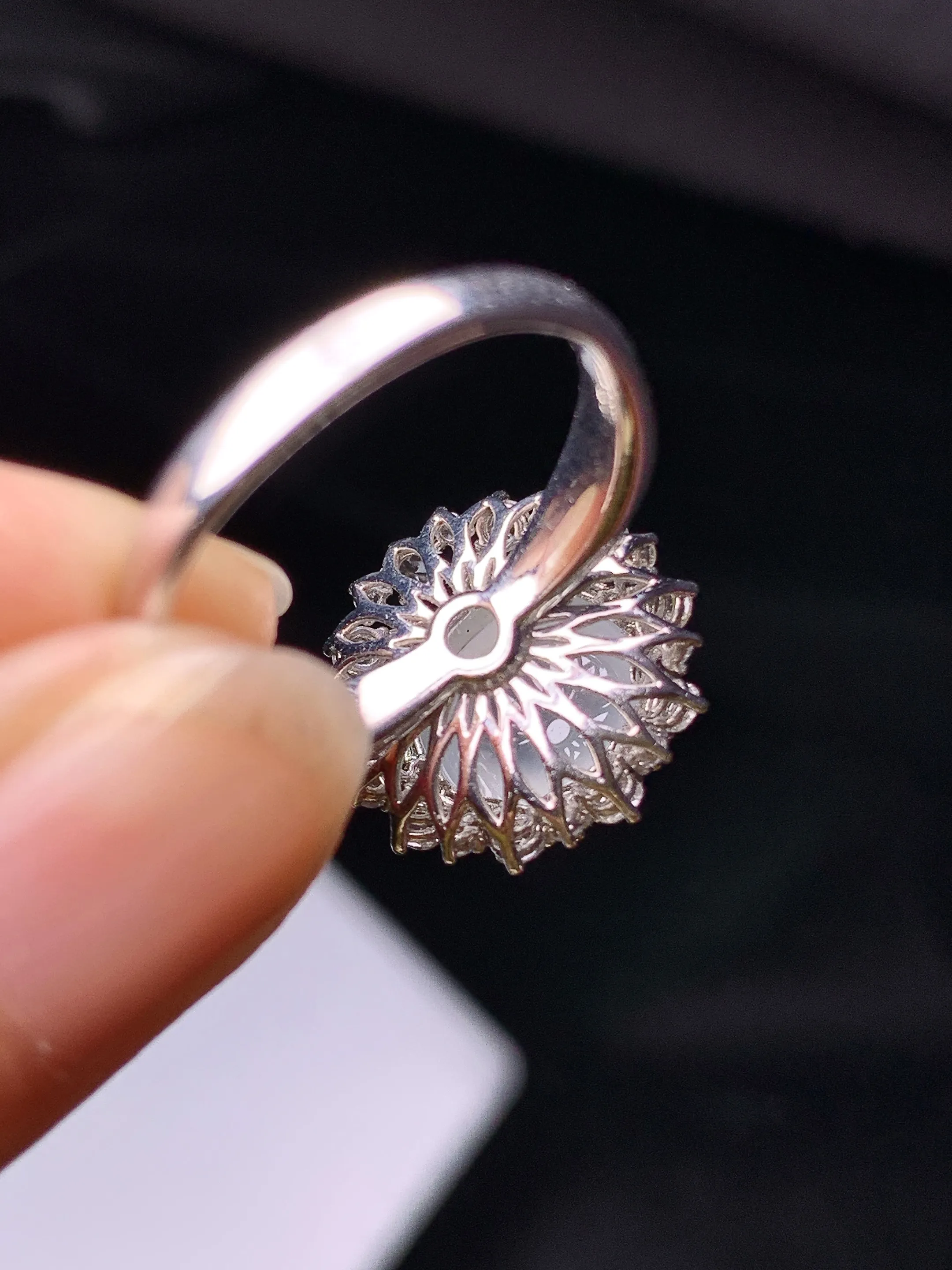 18k金钻镶嵌冰种蛋面戒指 玉质细腻  色泽清新艳丽 圈口14 整体尺寸15.2*12.5