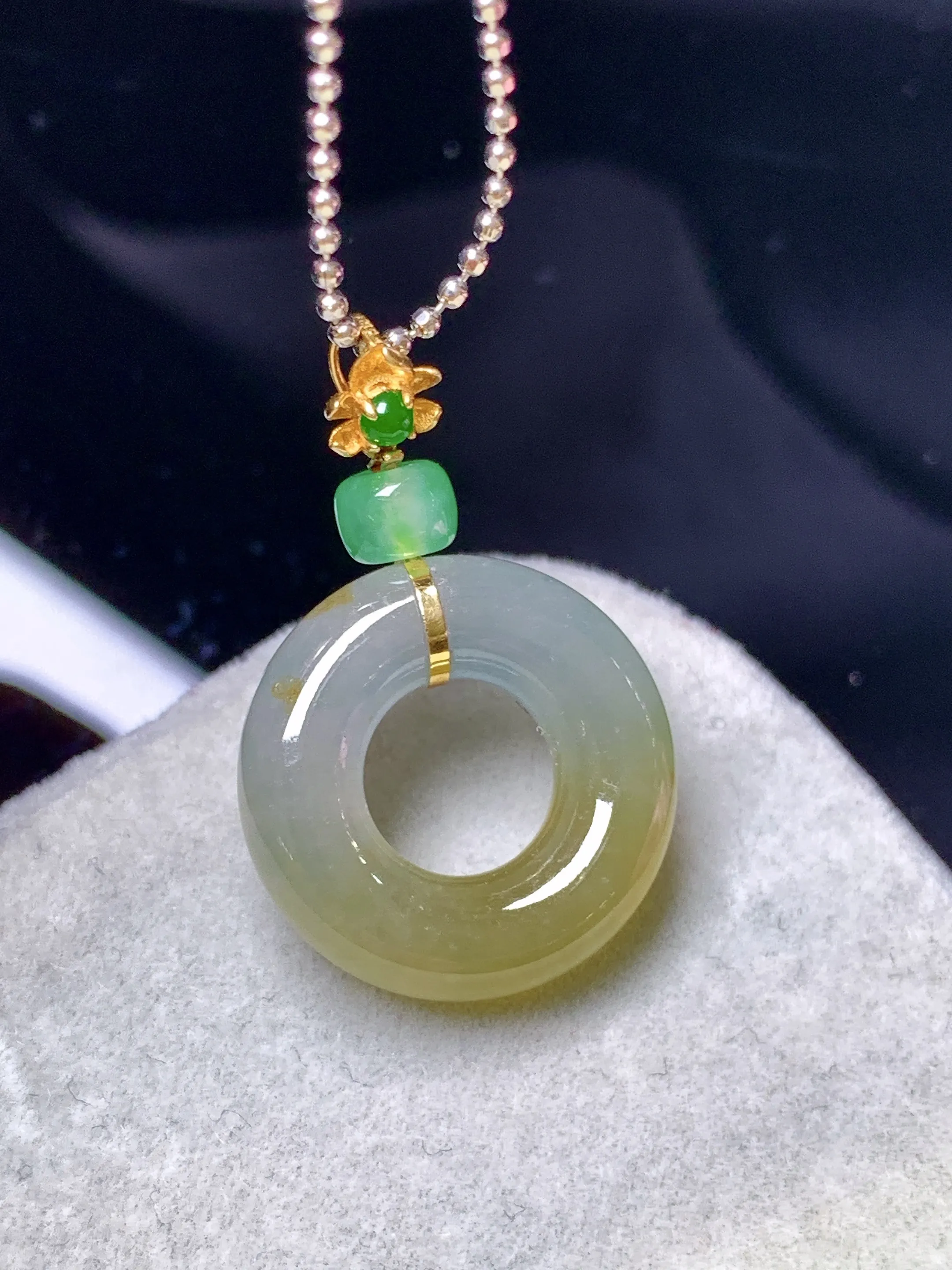 18k金镶嵌飘黄翡平安环吊坠 玉质细腻  色泽清新艳丽 整体尺寸28.8*18.2*5.5