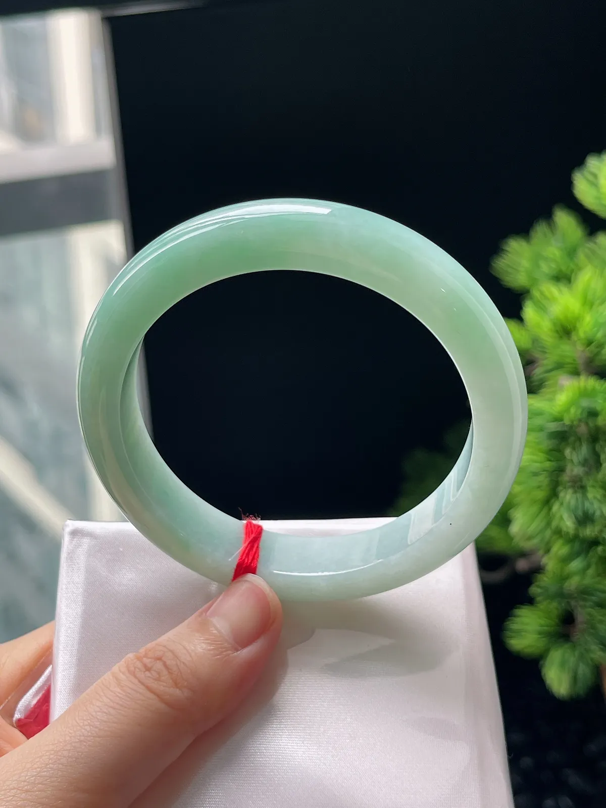 正圈58.8圈口，翡翠糯化种淡绿色手镯