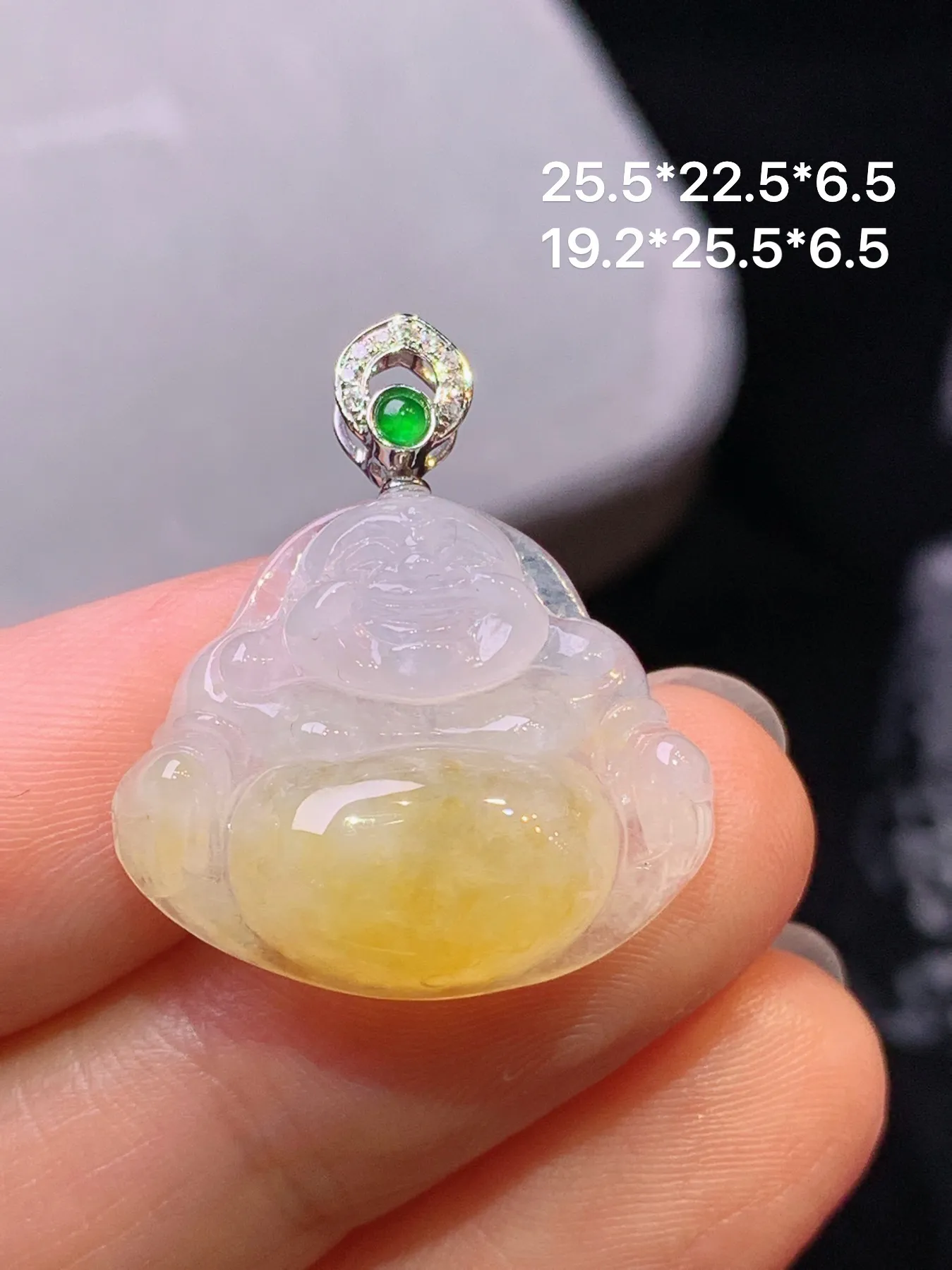 18k金钻镶嵌飘黄翡佛公吊坠 玉质细腻 色泽艳丽清新 整体尺寸25.5*22.5*6.5