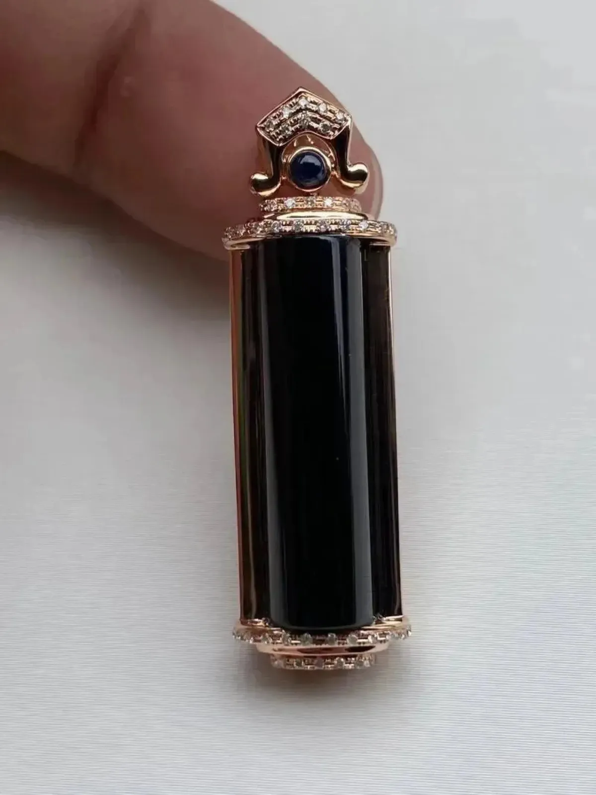 墨翠：【平安柱】18K金+南非钻镶嵌，细腻干净，黑度极黑，性价比高，雕工精湛，打灯透绿 裸石尺寸：25.4*7.2*8.6‘