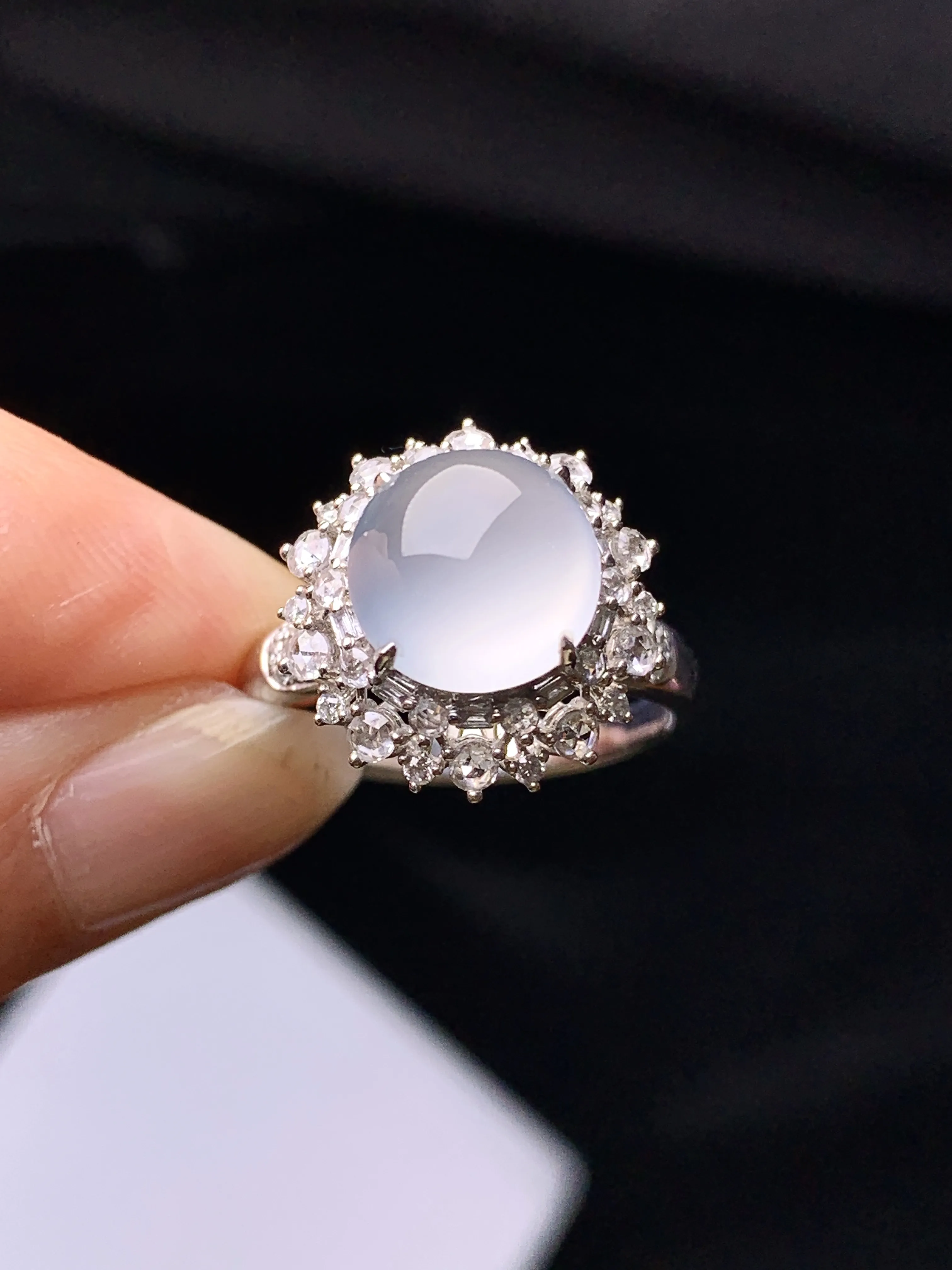 18k金钻镶嵌冰种蛋面戒指 玉质细腻  色泽清新艳丽 圈口14 整体尺寸15.2*12.5