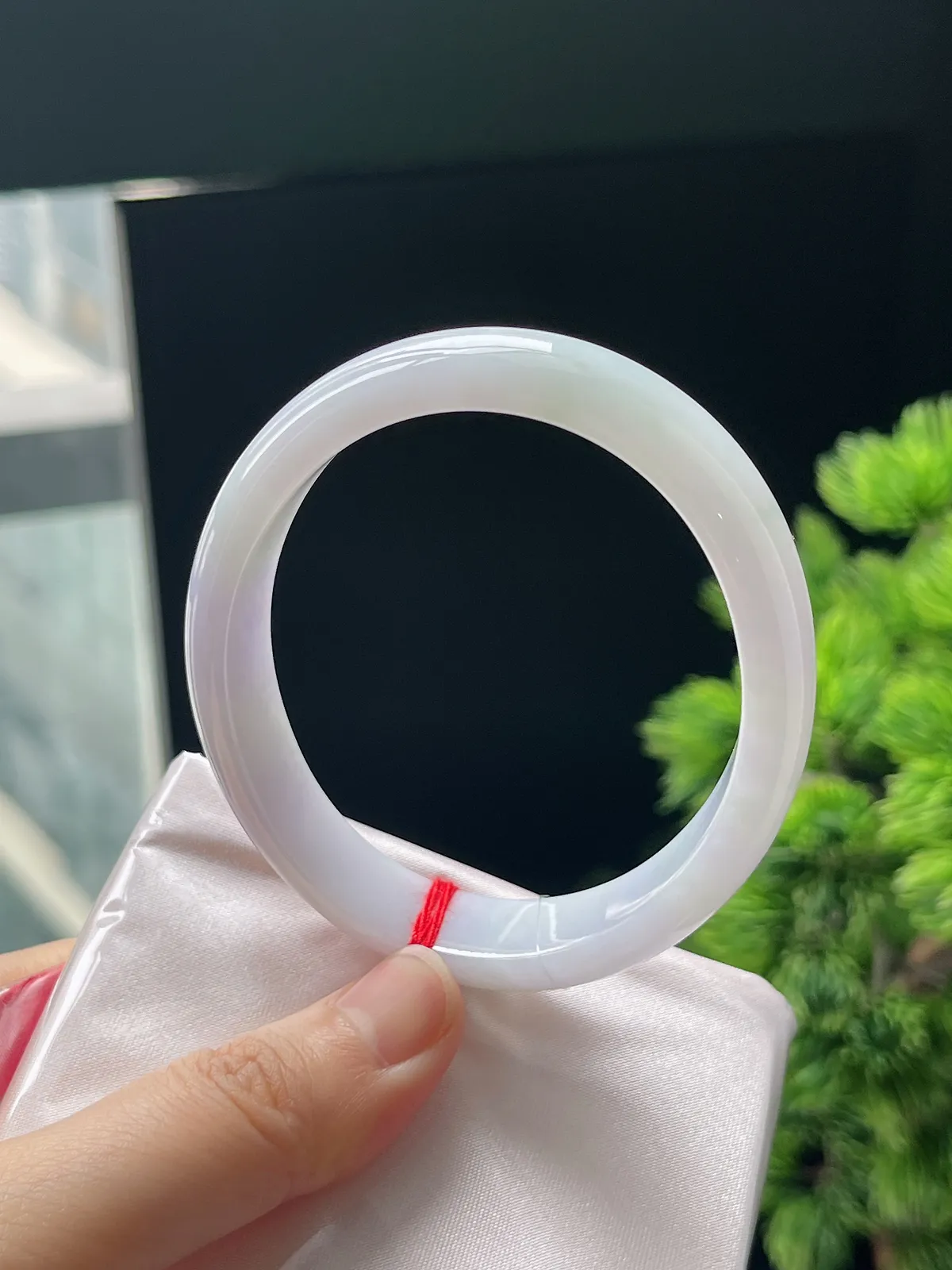 贵妃镯59.5圈口，翡翠糯化种淡紫色手镯