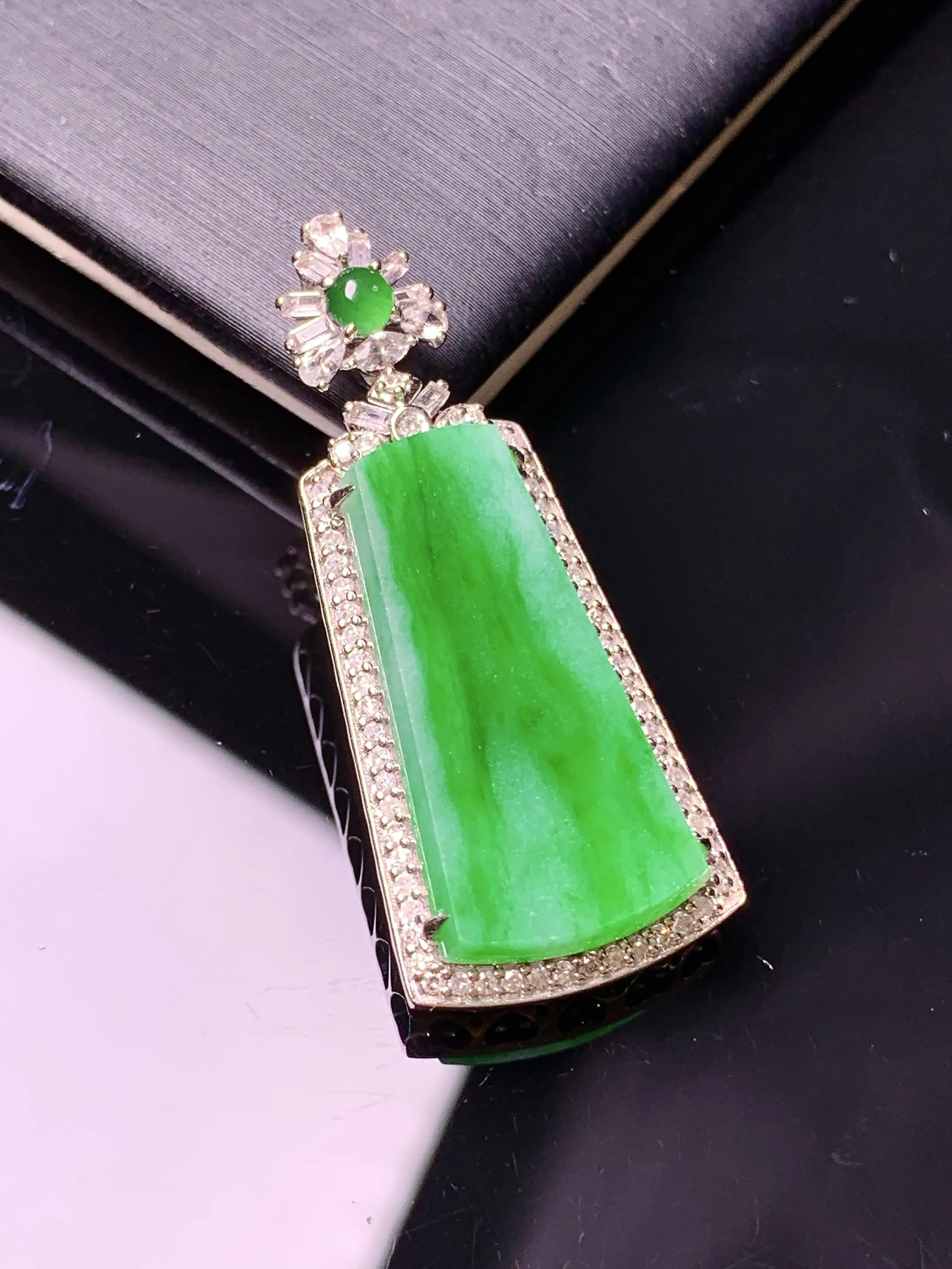 18k金钻镶嵌翠绿无事牌吊坠 玉质细腻  色泽清新艳丽 整体尺寸36.2*15.3*6.5
