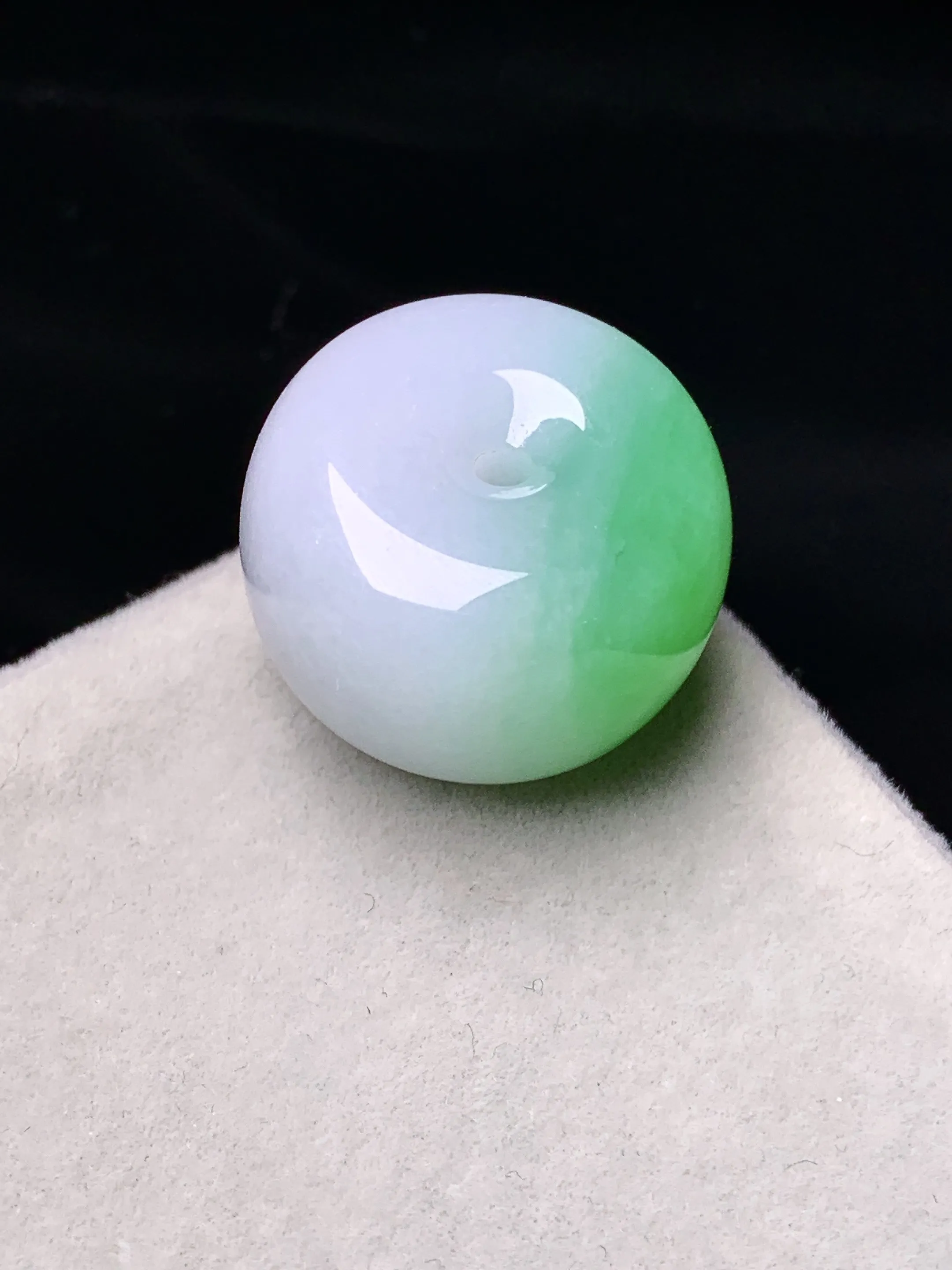 飘绿路路通吊坠 玉质细腻 色泽艳丽清新 整体尺寸19.8*12.8