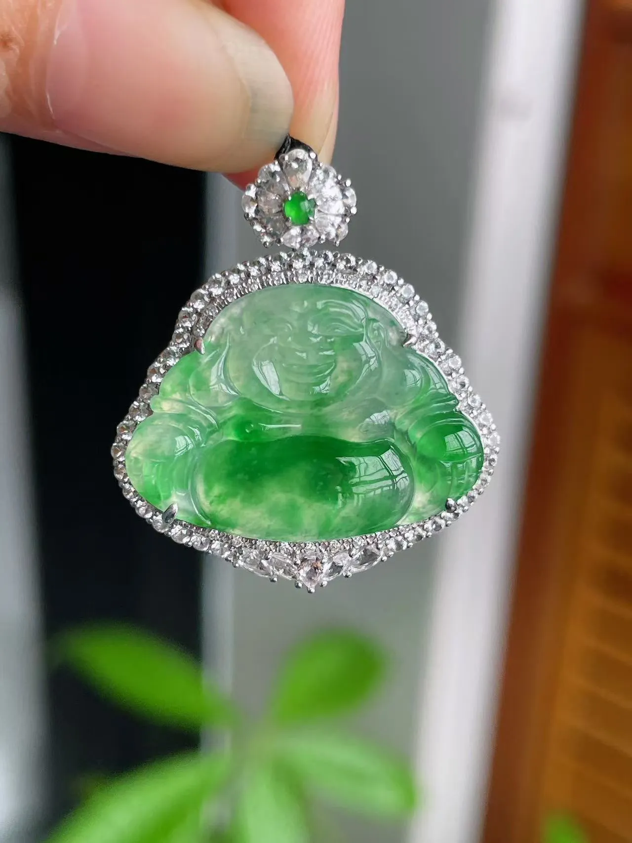 18K金豪镶冰阳绿佛公
尺寸29.6×26×8.5mm
裸石17×23.6×2.5mm
A18-46