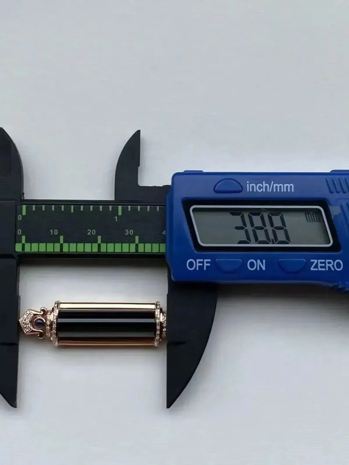 墨翠：【平安柱】18K金+南非钻镶嵌，细腻干净，黑度极黑，性价比高，雕工精湛，打灯透绿 裸石尺寸：25.4*7.2*8.6‘