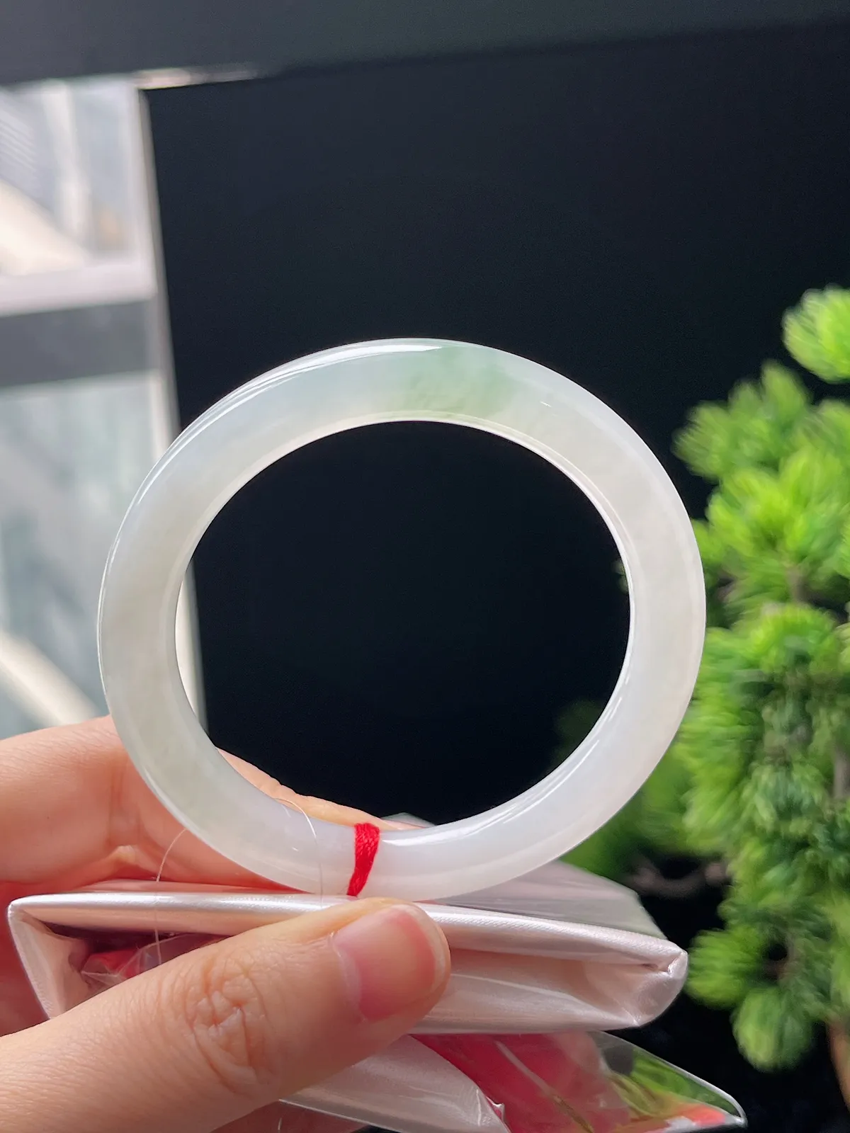 圆镯52圈口，翡翠冰糯种飘绿手镯