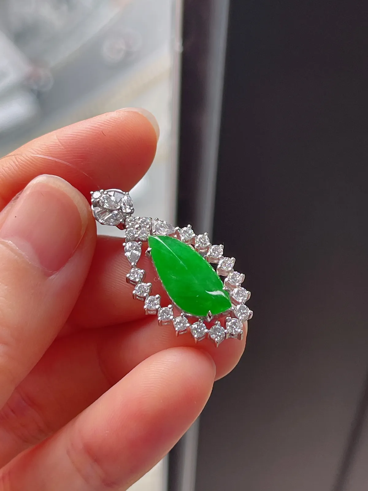 18k金翡翠糯化种绿色随形吊坠