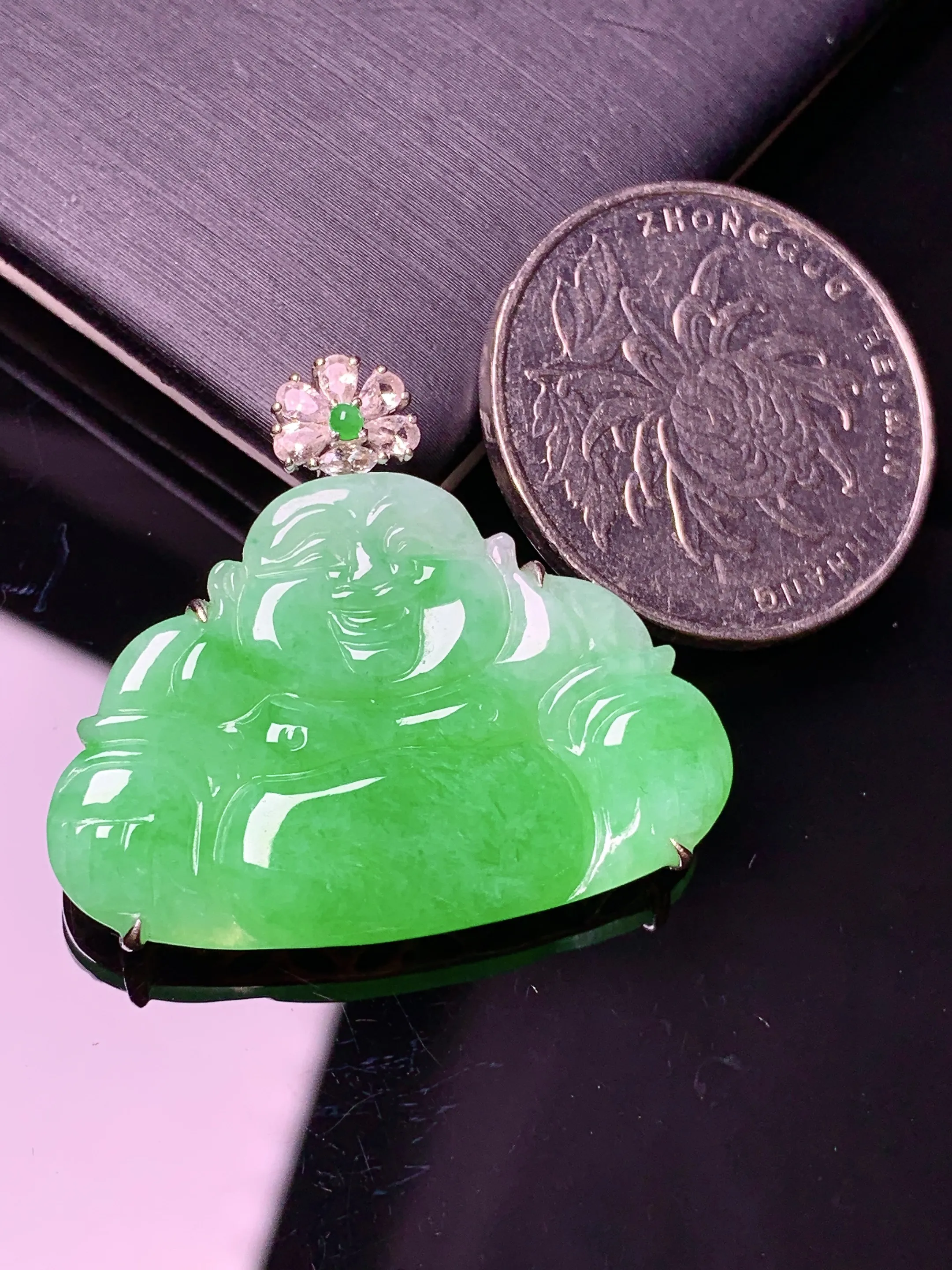 18k金钻镶嵌翠绿佛公吊坠 玉质细腻  色泽清新艳丽 整体尺寸28*32*5.3