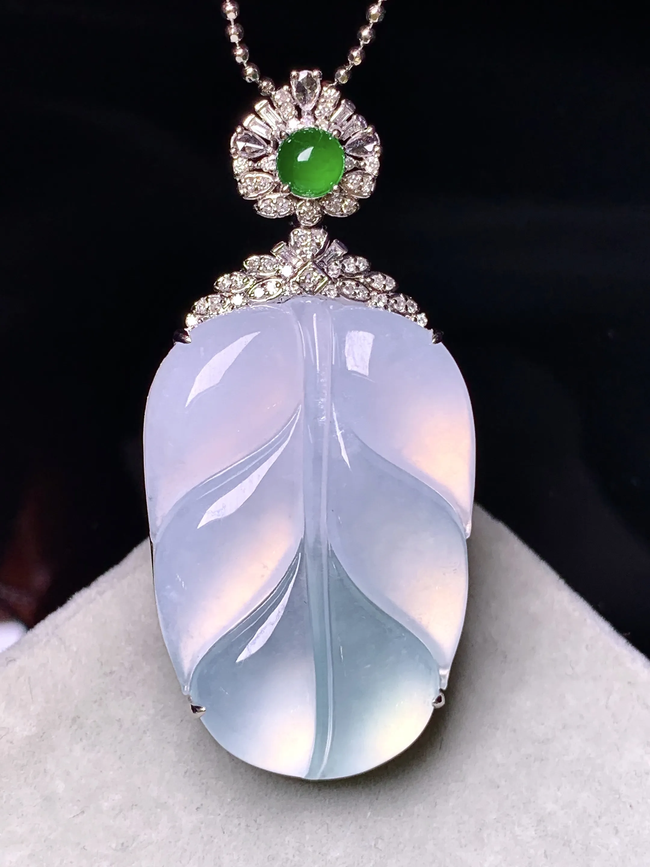 18k金钻镶嵌冰种树叶吊坠 玉质细腻 色泽艳丽清新 整体尺寸47*22*9.6