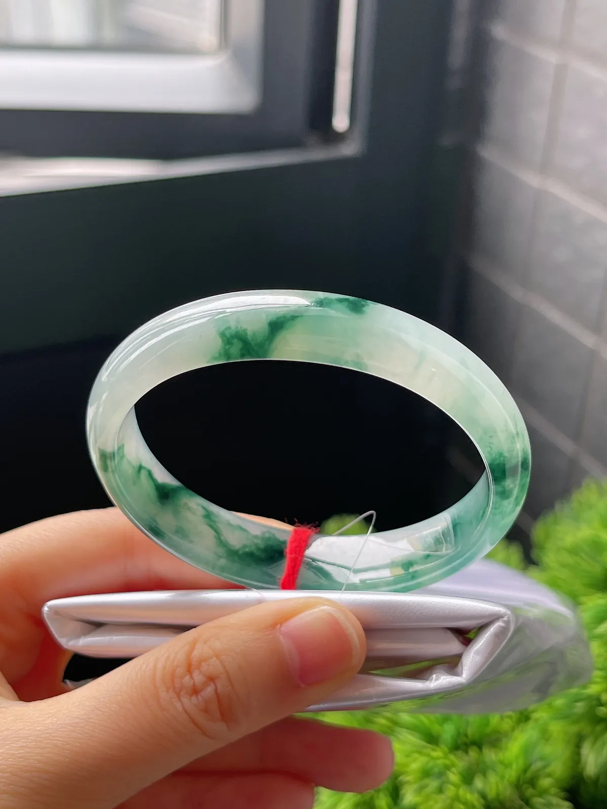 贵妃镯54.8圈口，翡翠冰种飘绿手镯