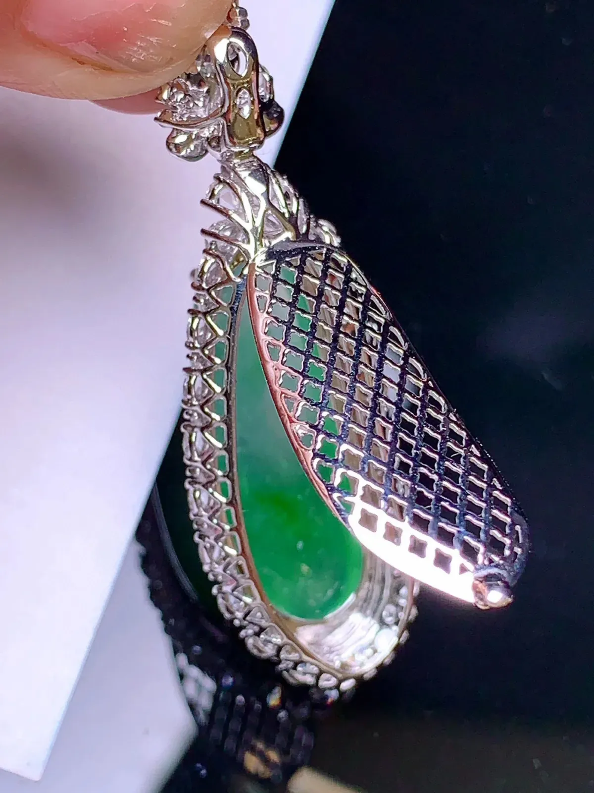 18k金钻镶嵌冰种飘绿福瓜吊坠 玉质细腻 色泽艳丽 整体尺寸42.3*14.5*10.5