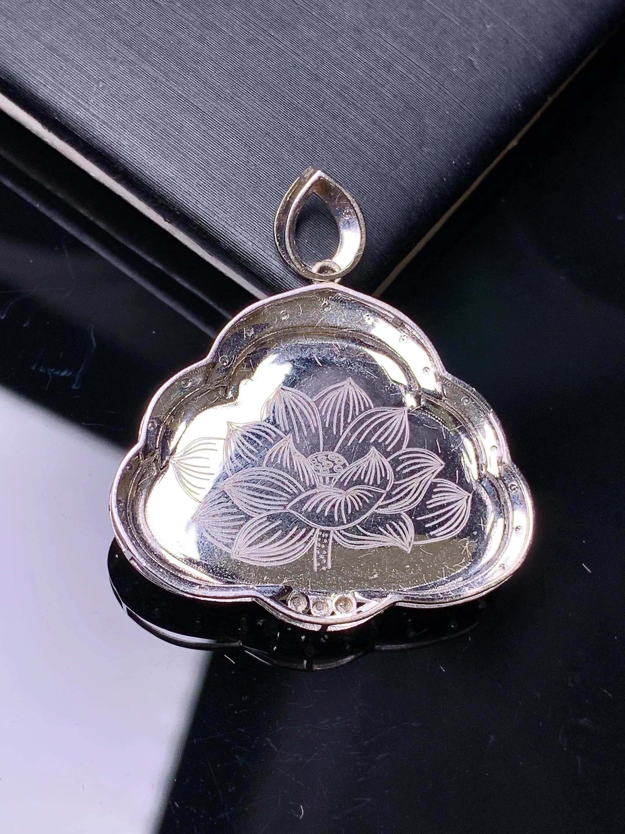 18k金钻镶嵌翠绿佛公吊坠 玉质细腻  色泽清新艳丽 整体尺寸31.2*27.5*5.3