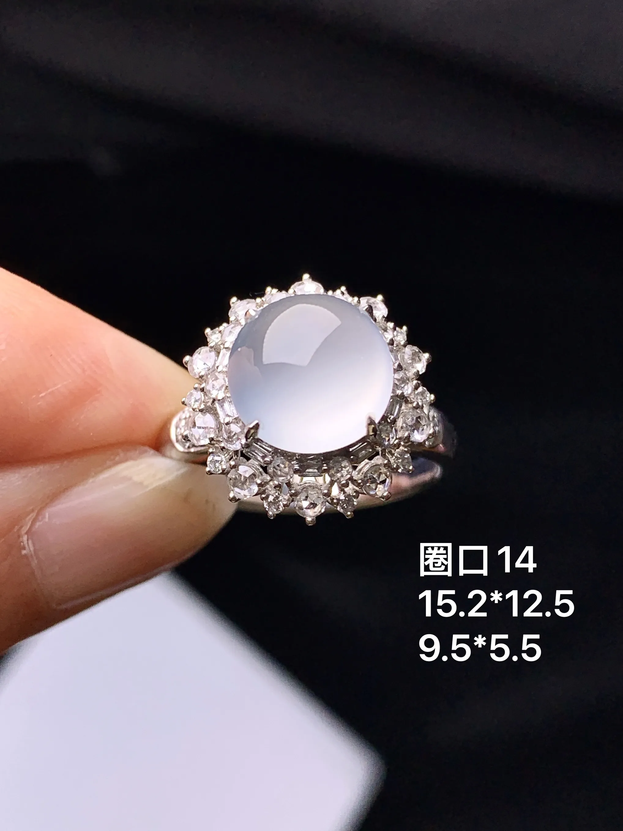 18k金钻镶嵌冰种蛋面戒指 玉质细腻  色泽清新艳丽 圈口14 整体尺寸15.2*12.5