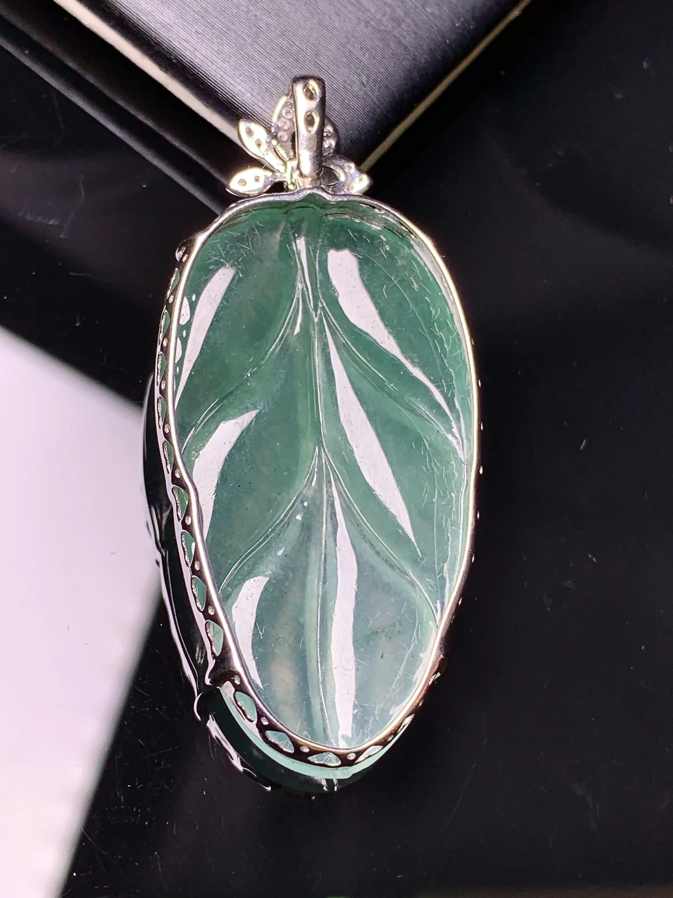 18k金钻镶嵌冰种树叶吊坠 玉质细腻  色泽清新艳丽 整体尺寸45*20.5*6.8