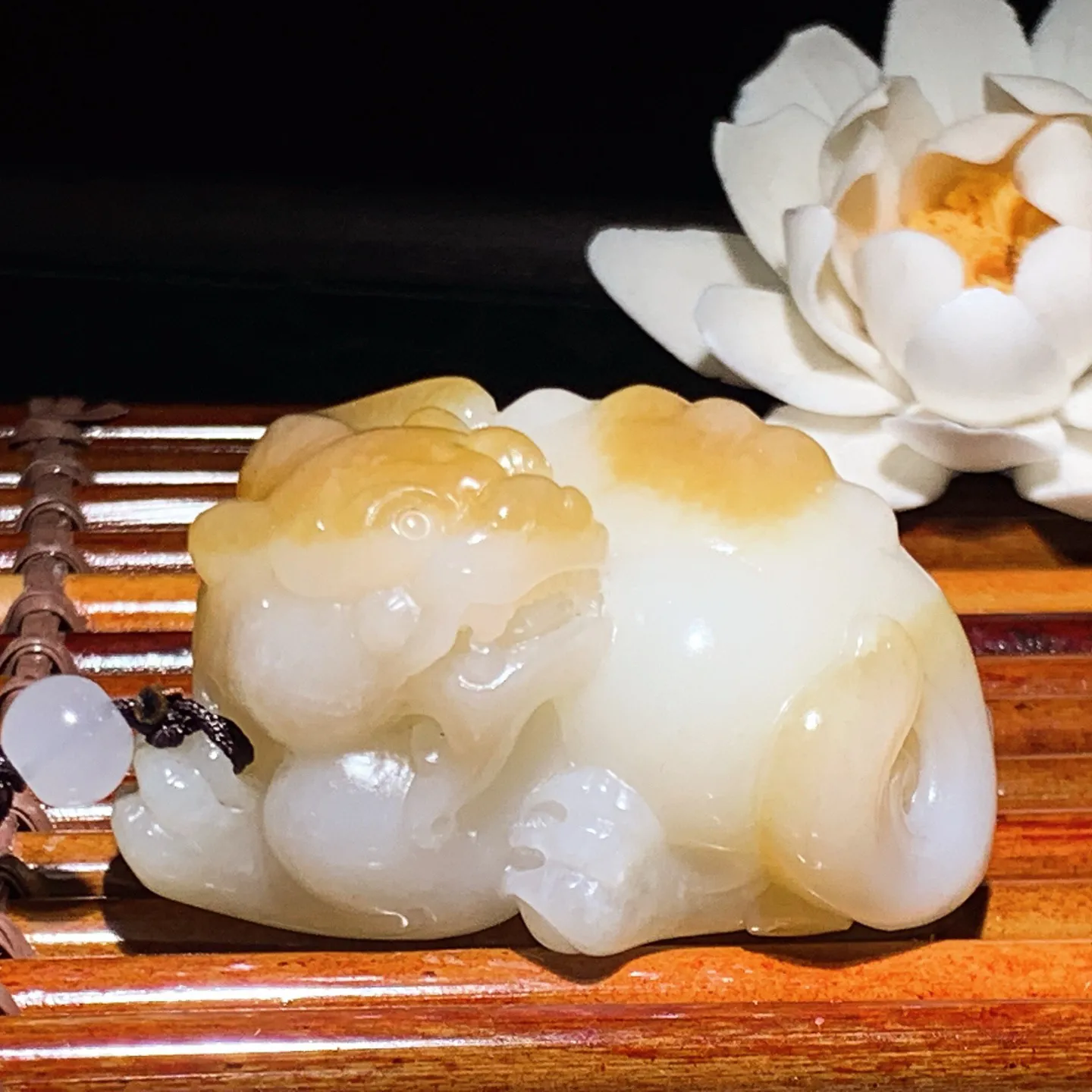 新疆和田玉白玉羊脂白且末糖招财进宝貔貅把件 回头貔貅把件 尺寸58/42/30重119.5克。玉质细