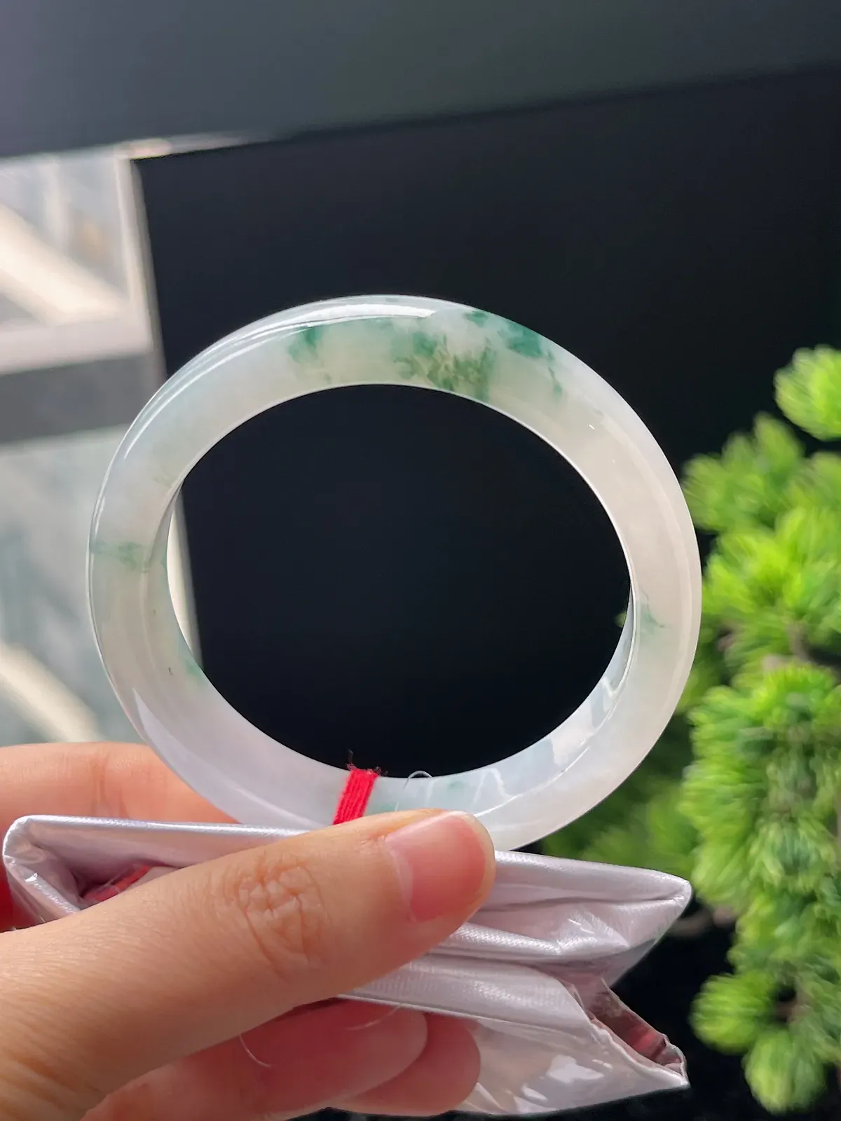 正圈56圈口，翡翠冰糯种飘绿手镯