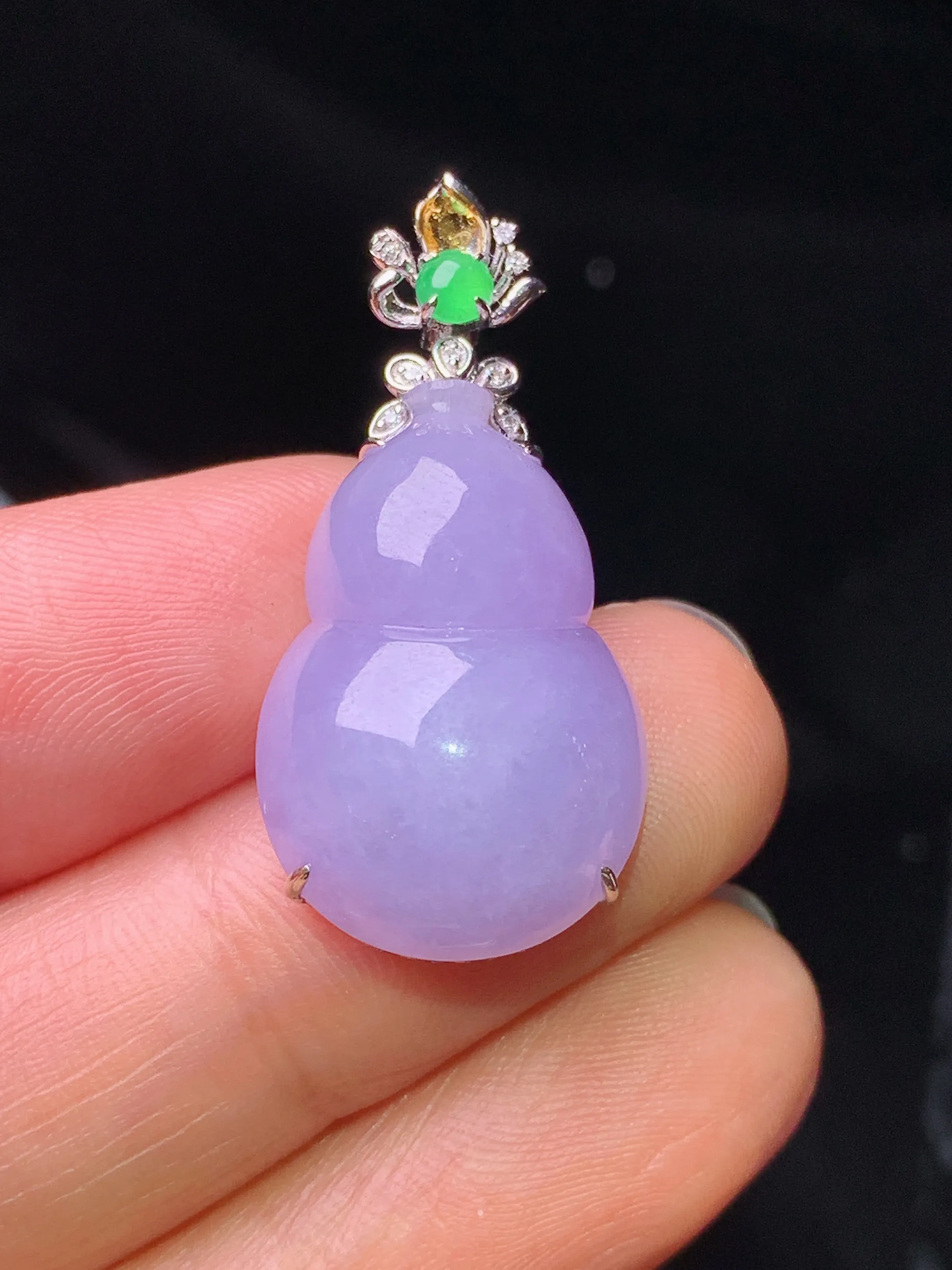 18k金钻镶嵌紫罗兰葫芦吊坠 玉质细腻  色泽清新艳丽 整体尺寸31*14.8*8