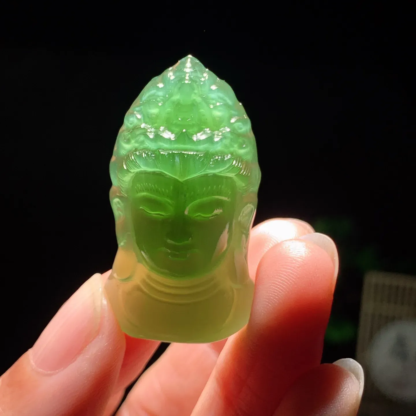 和田玉阳绿猫眼俄罗斯碧玉观音头挂件 尺寸40/21/11重13.7克。玉质细腻油润。手推出油。佩戴高端典雅。lt260204